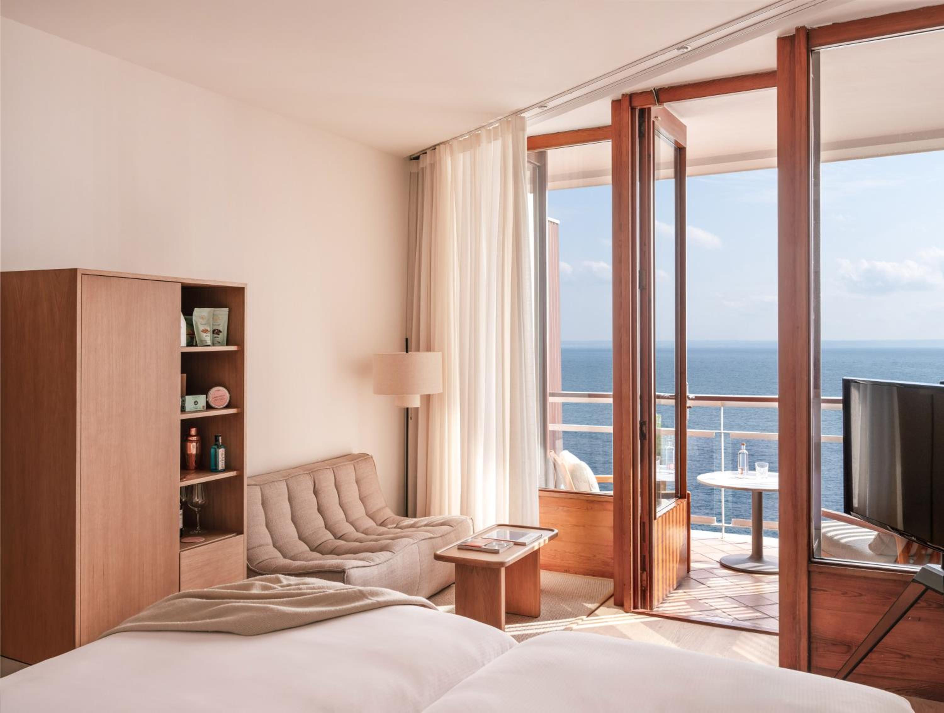 Premium Room with Sea View thumbnail 6