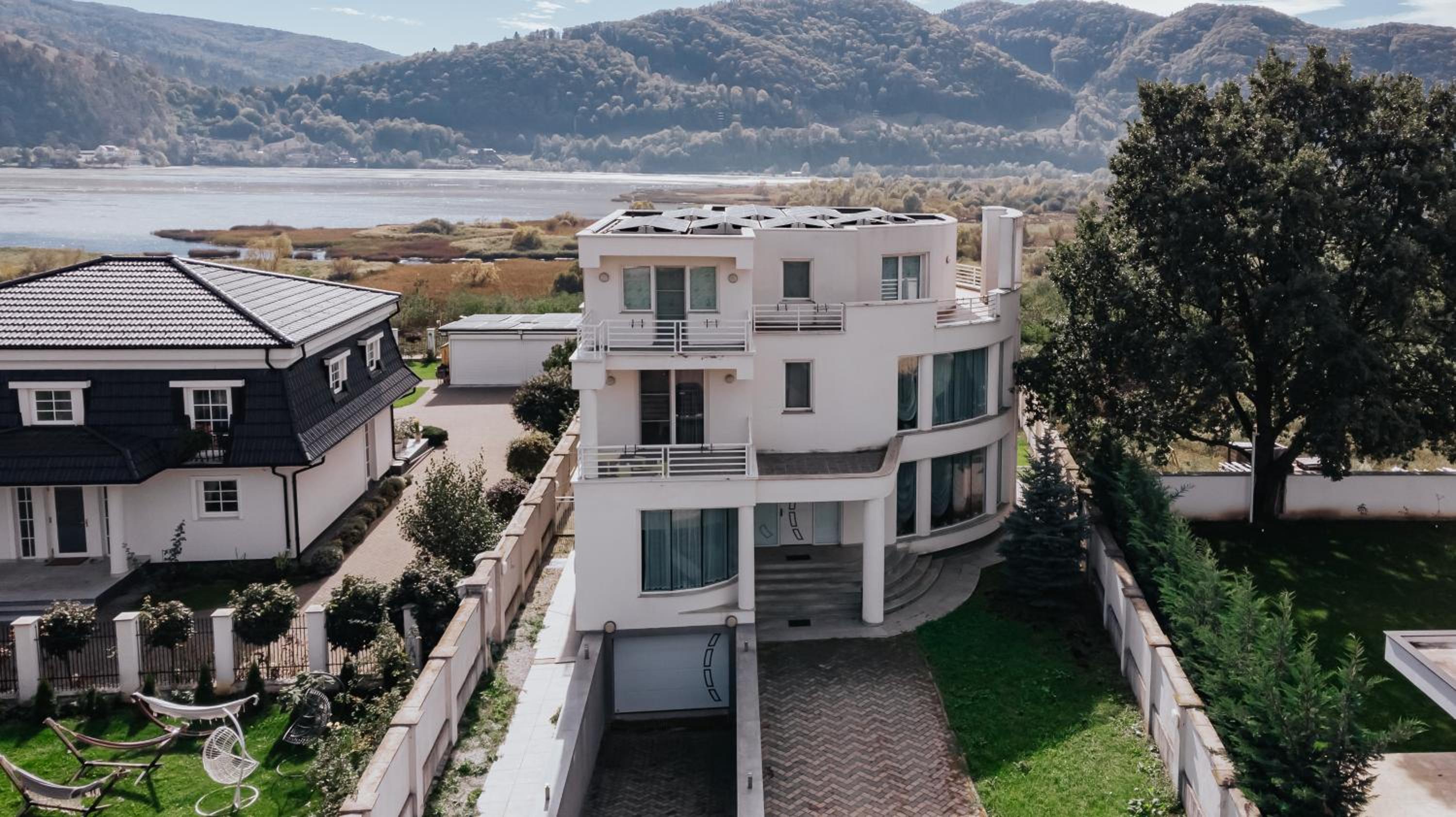 Villa photo 2