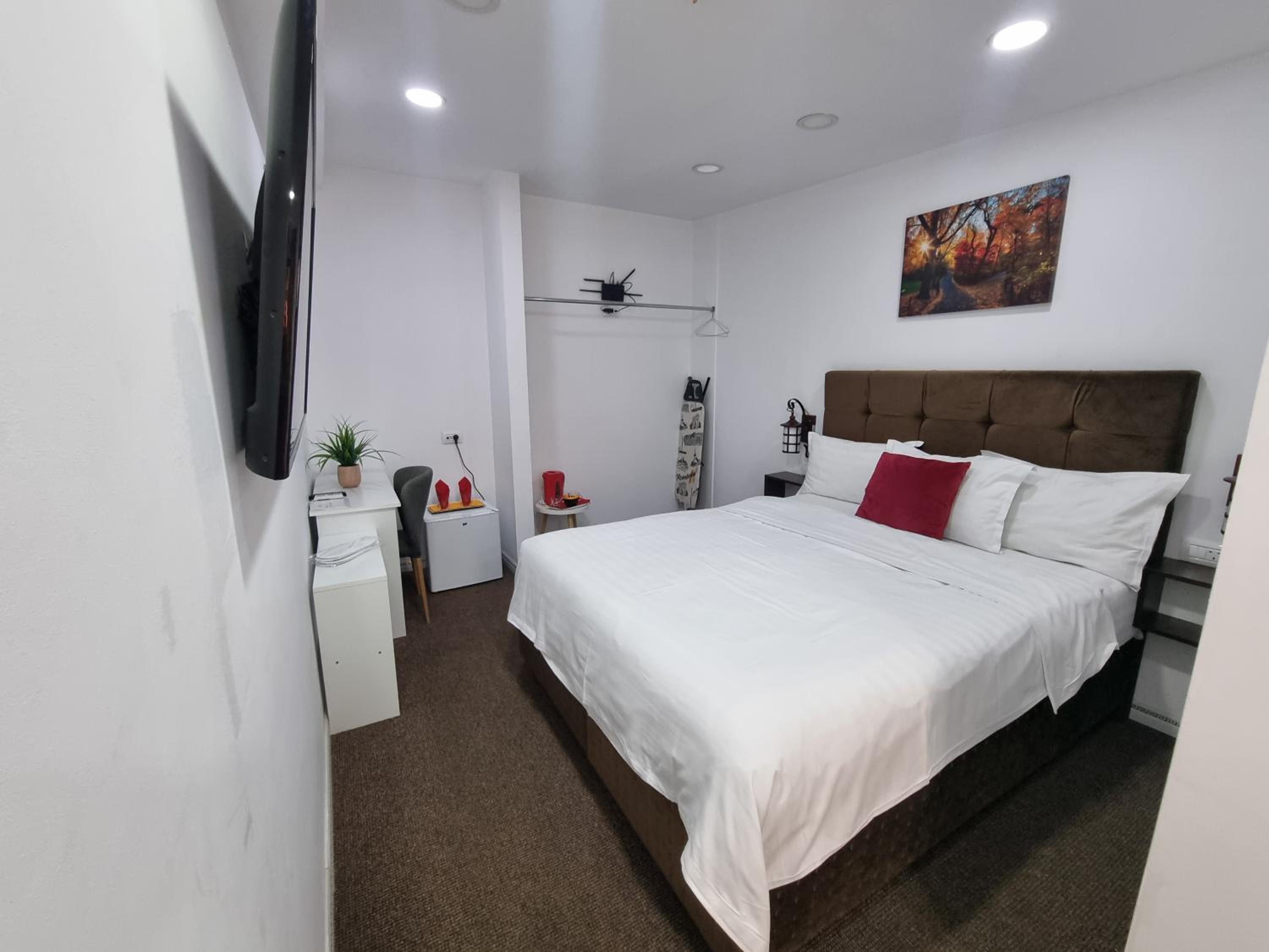 Deluxe double - room 7, 1 car parking space - Photo 2