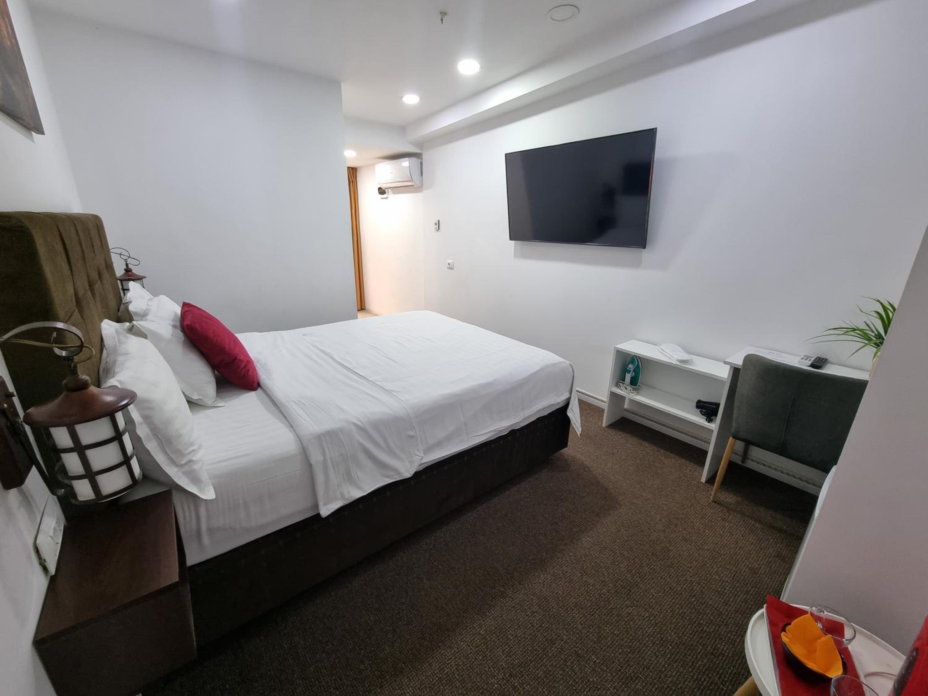 Deluxe double - room 7, 1 car parking space - Photo 3