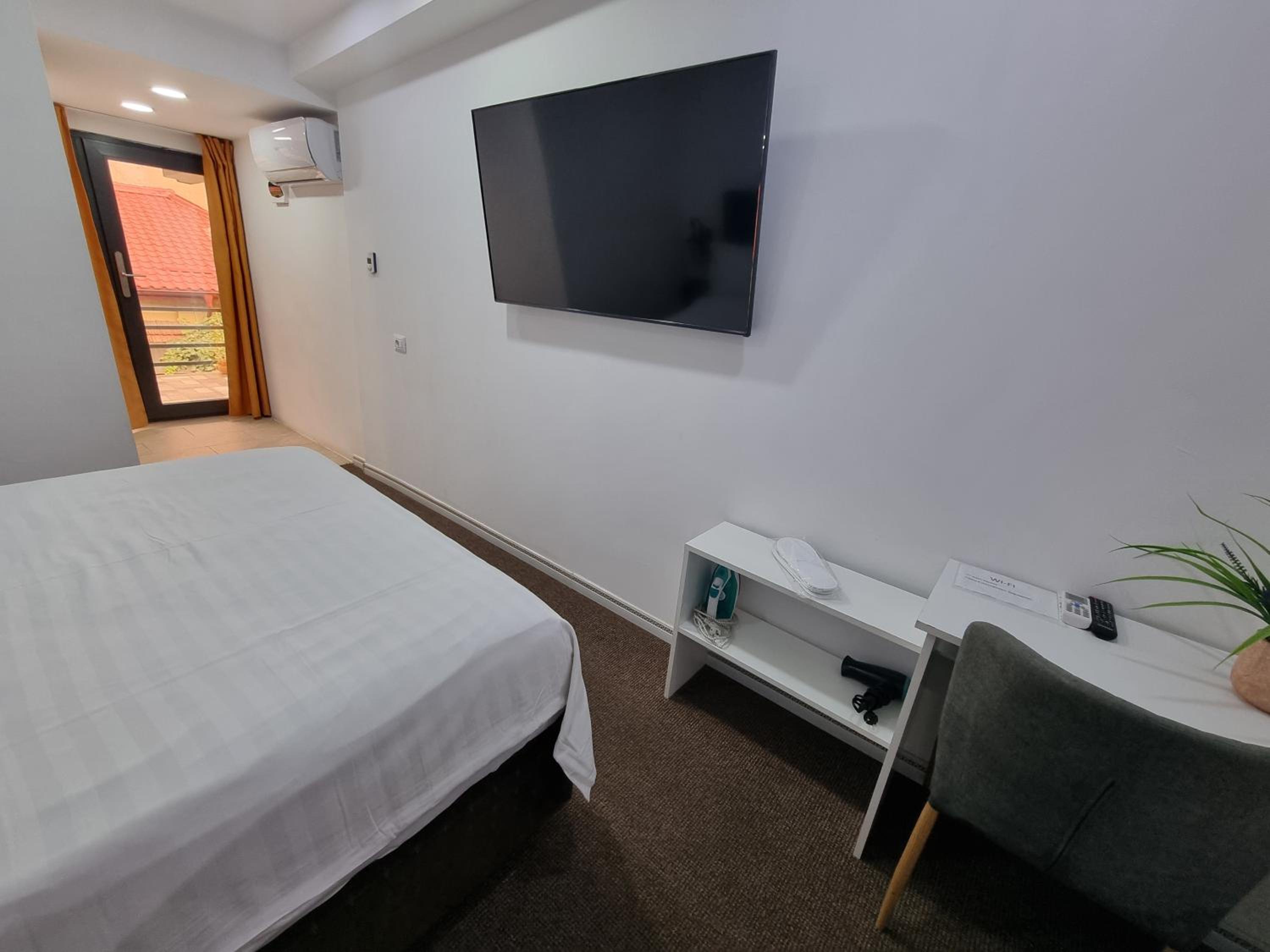 Deluxe double - room 7, 1 car parking space - Photo 4
