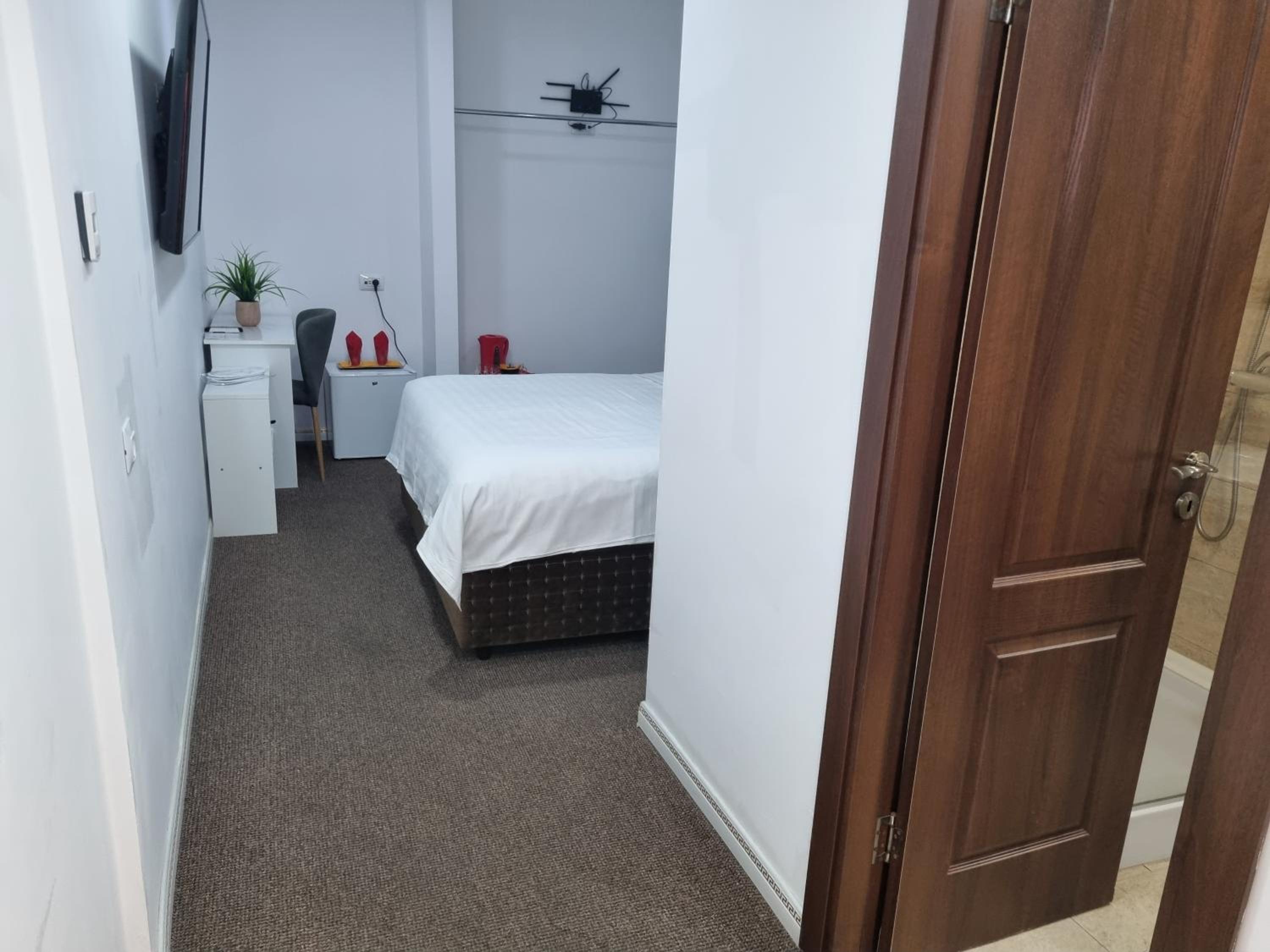 Deluxe double - room 7, 1 car parking space - Photo 1
