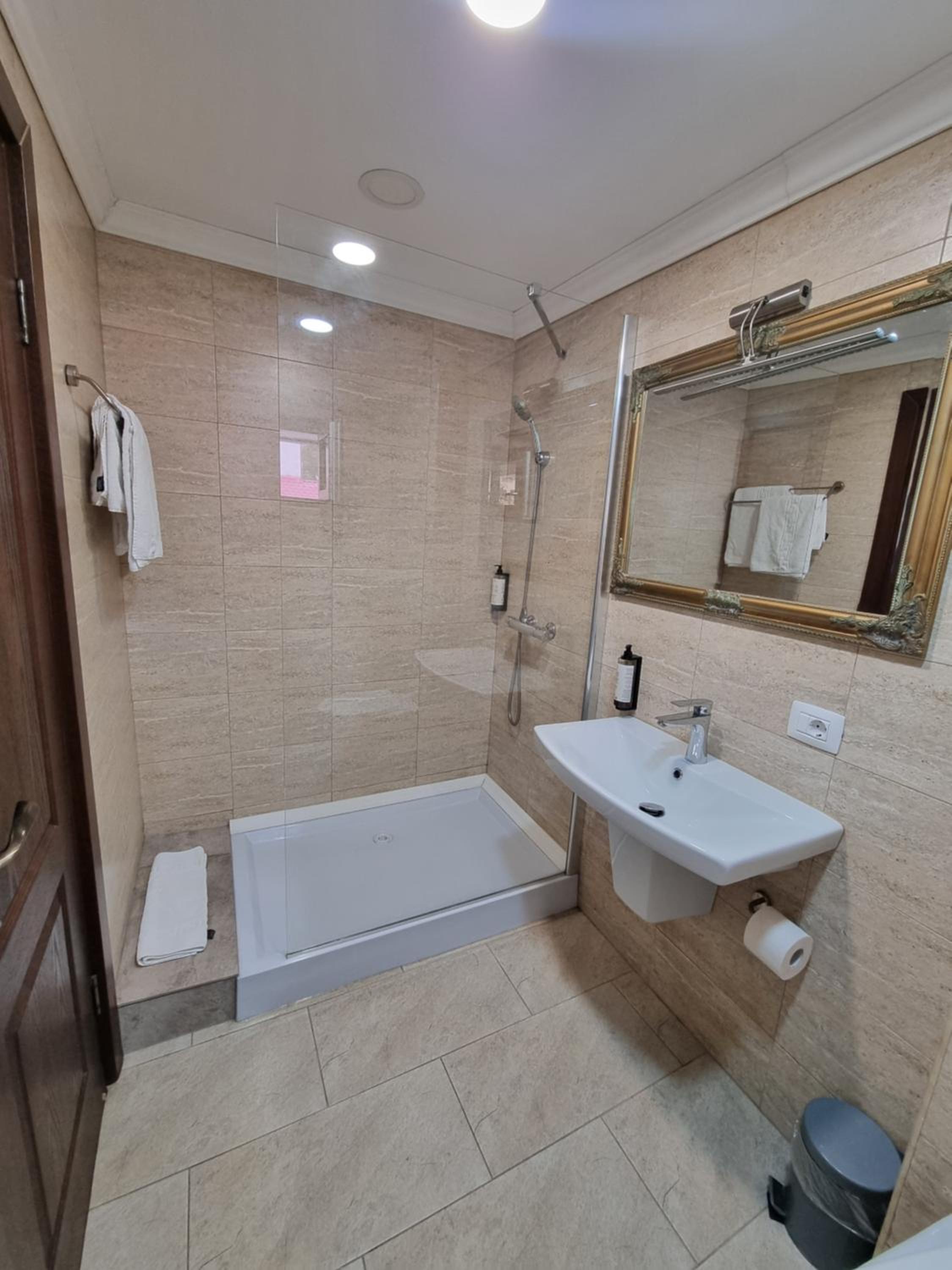 Deluxe double - room 7, 1 car parking space - Photo 7