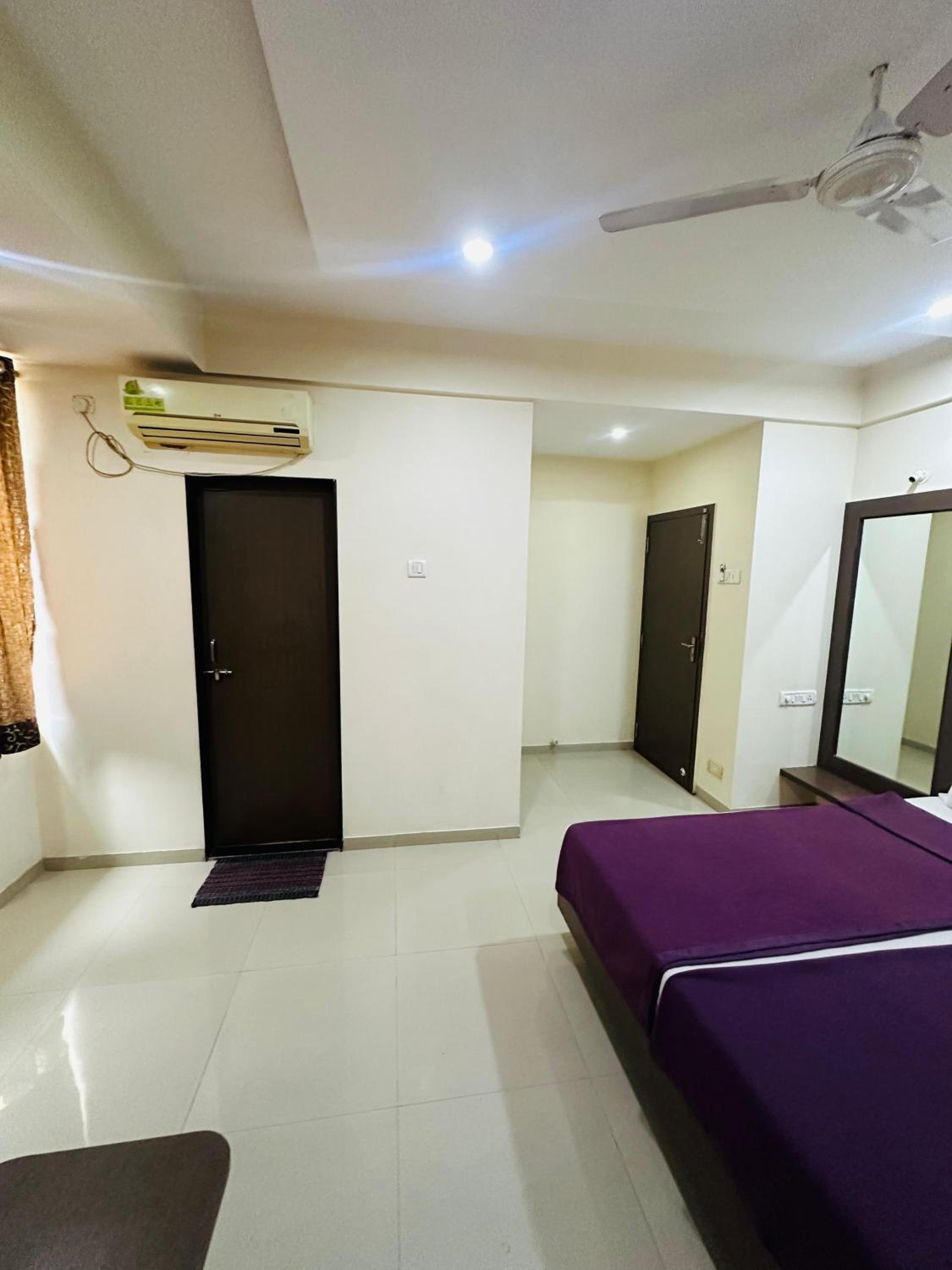 Deluxe Double Room (2 Adults + 1 Child) photo 2
