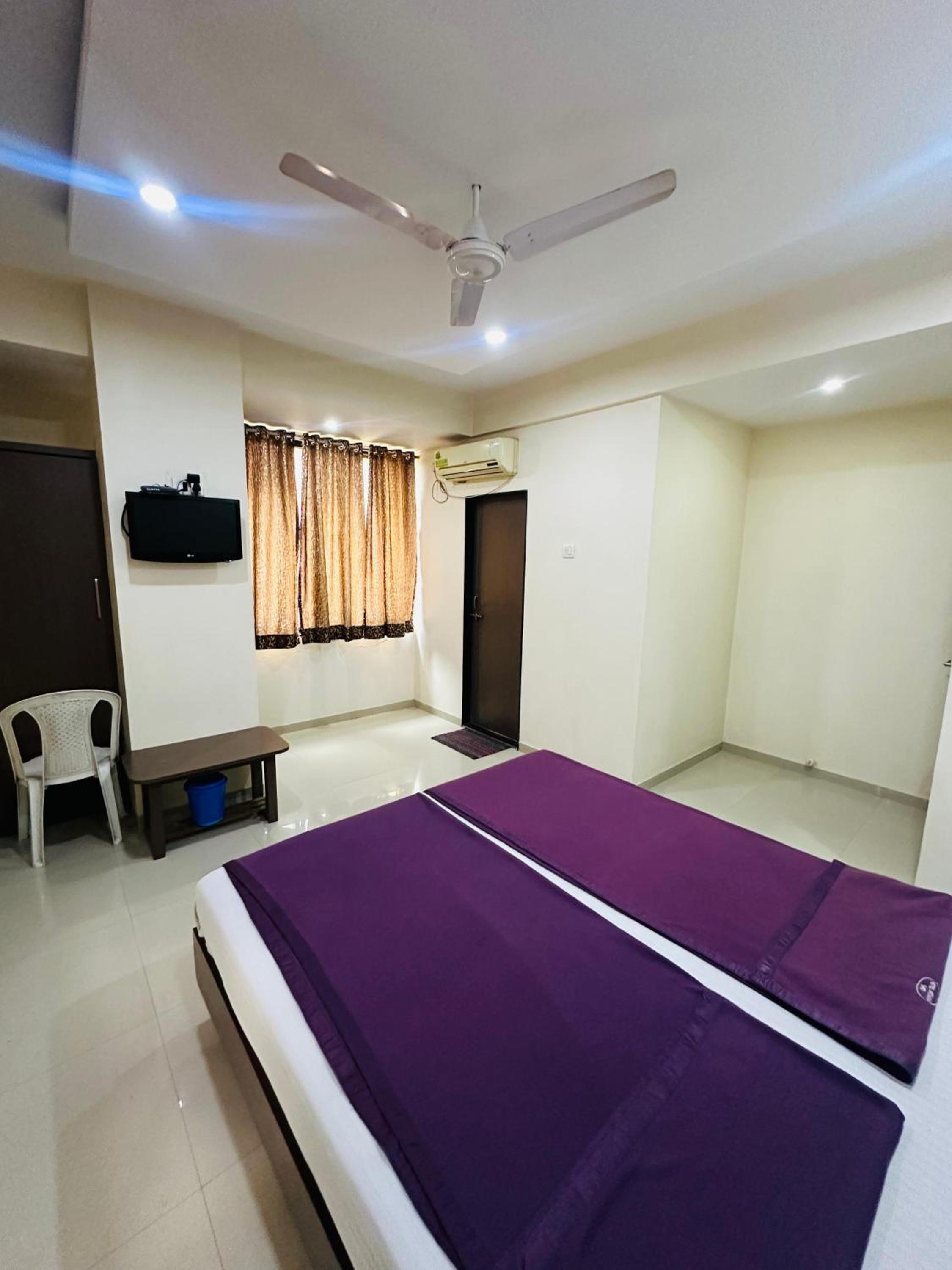 Deluxe Double Room (2 Adults + 1 Child) photo 3