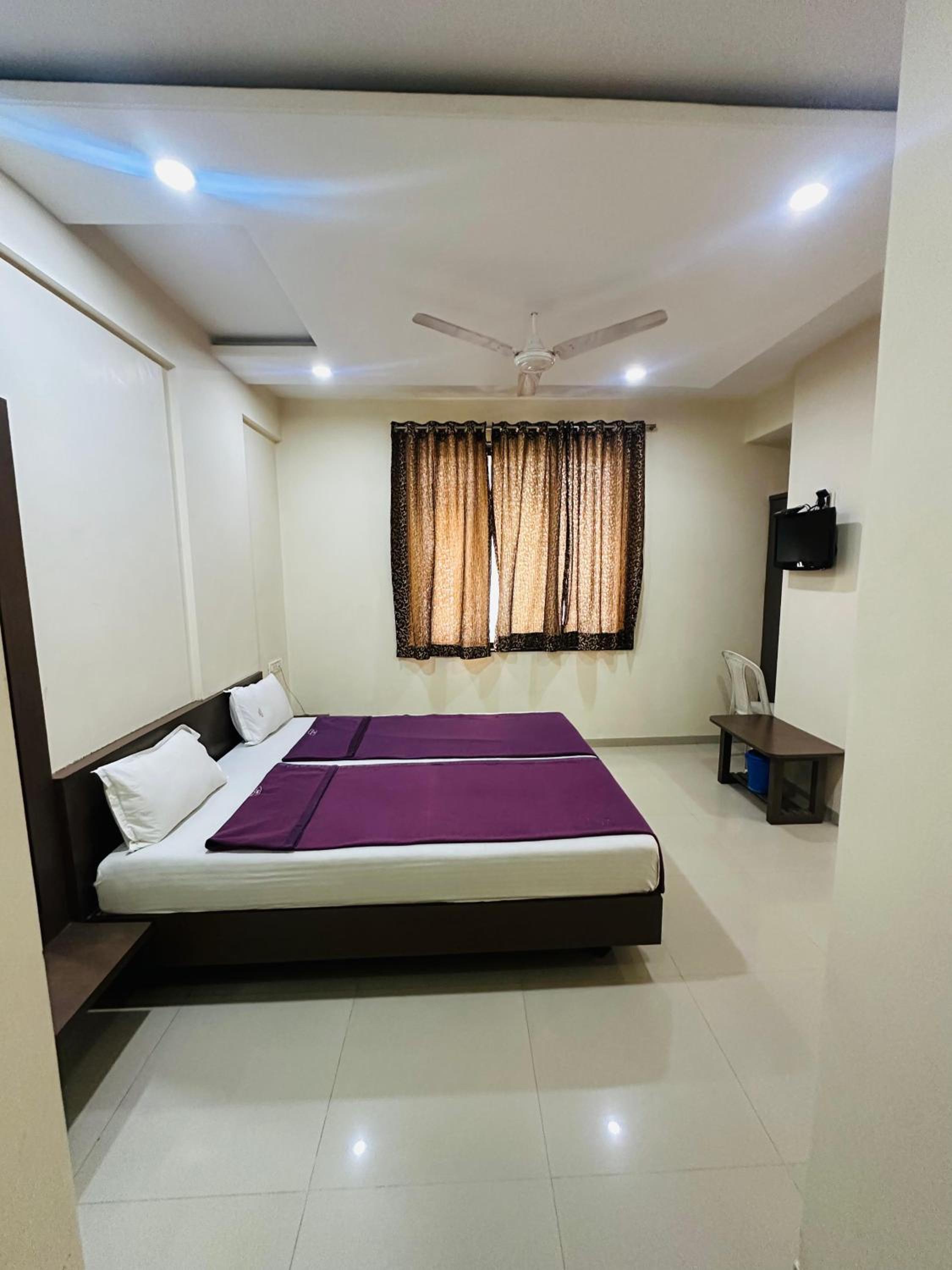 Deluxe Double Room (2 Adults + 1 Child)