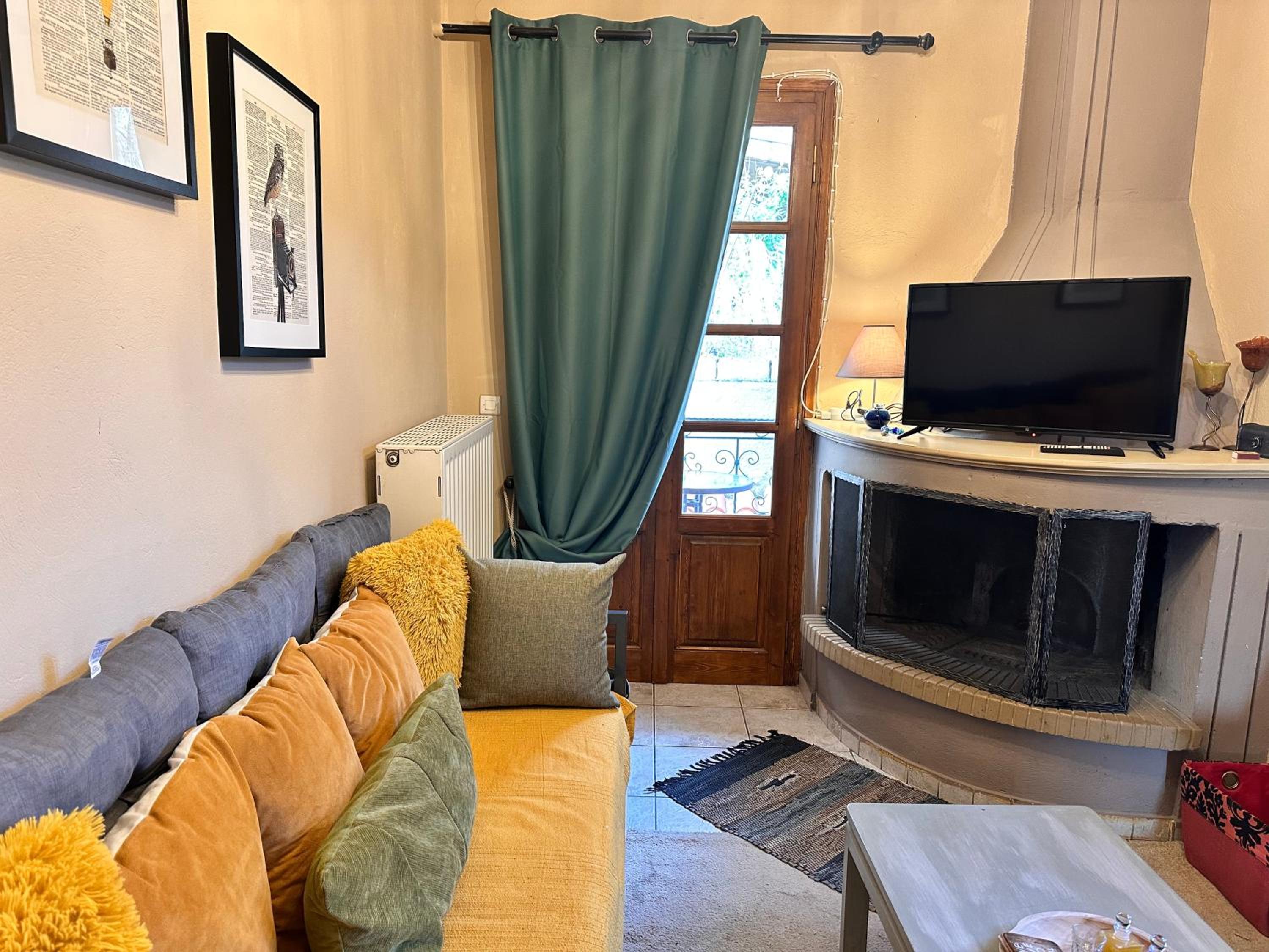 One-Bedroom Apartment with Balcony and City View photo 3