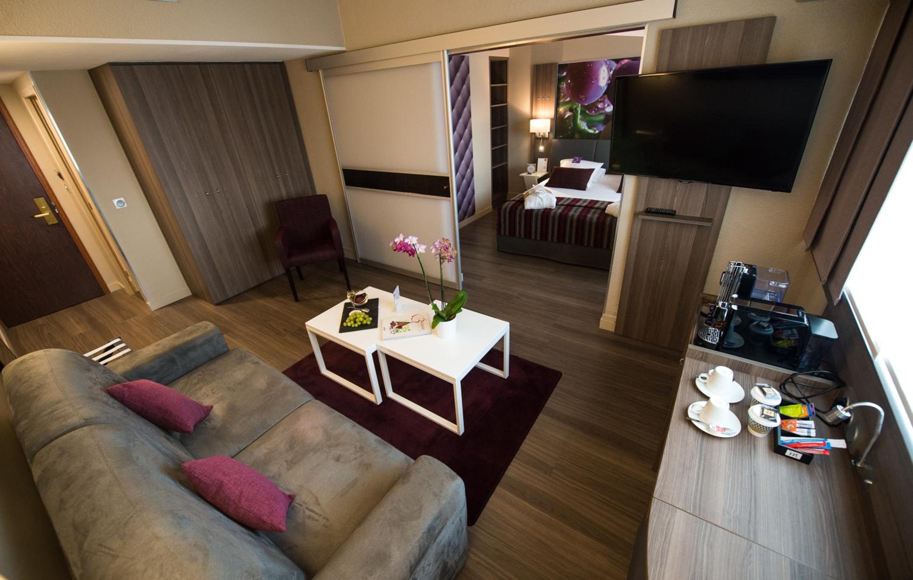 Suite with One Double Bed and Sofa Bed - Photo 7