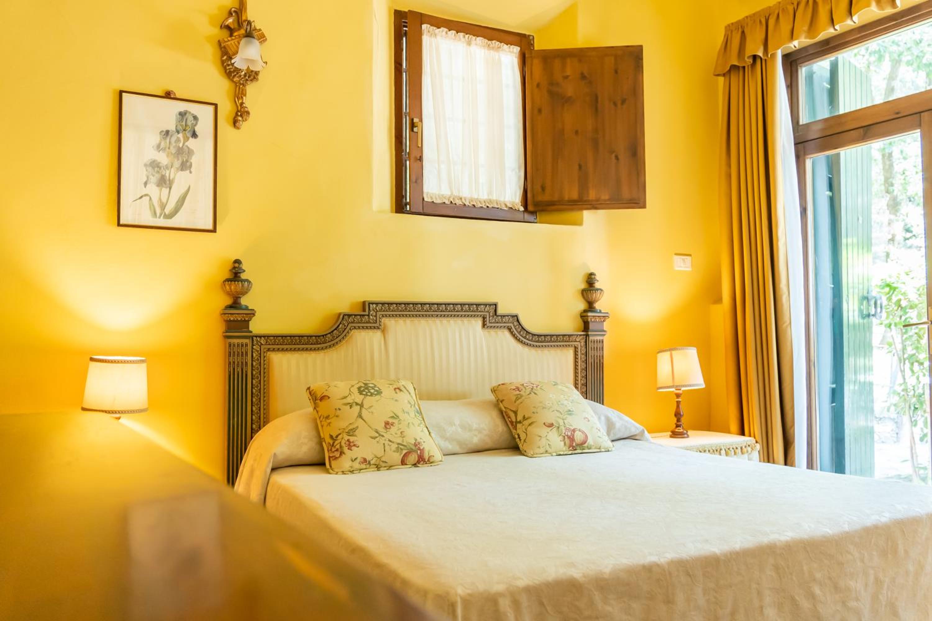 Classic Double or Twin Room - Photo 12