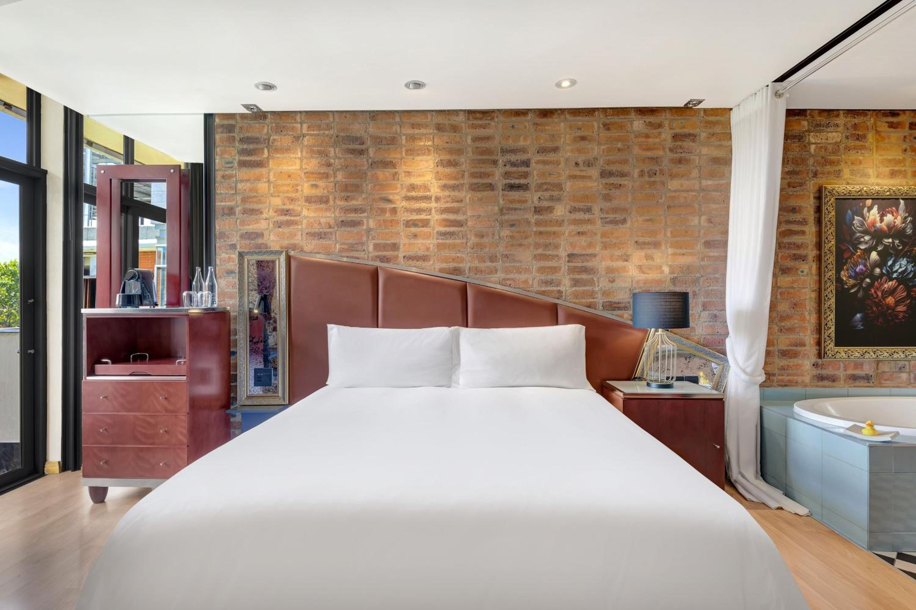 Deluxe Guest Room , 1 King - Photo 3