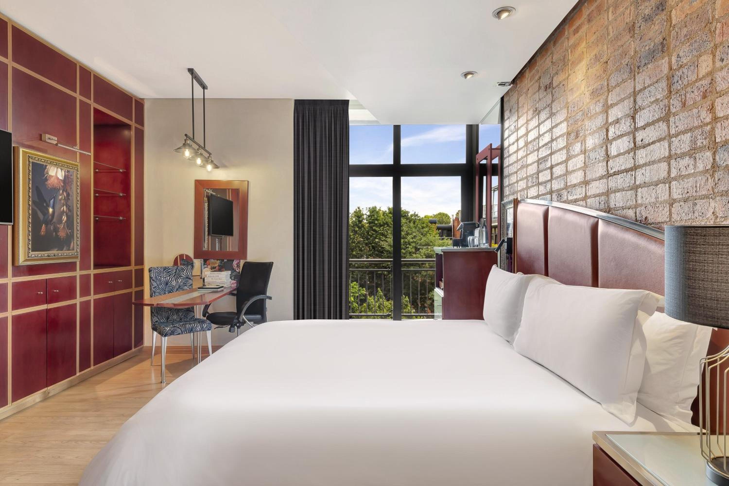 Deluxe Guest Room , 1 King - Photo 5