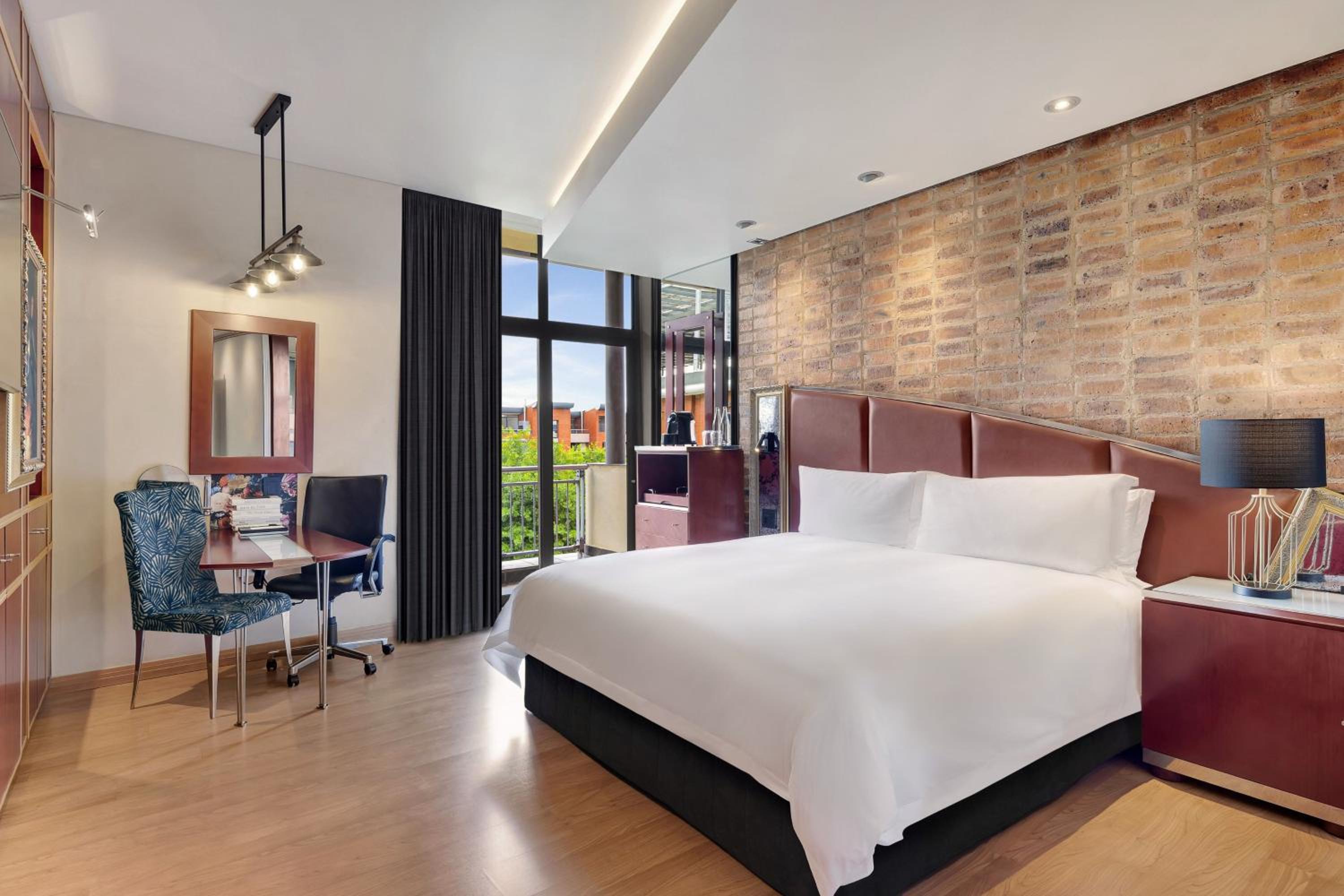 Deluxe Guest Room , 1 King - Photo 4