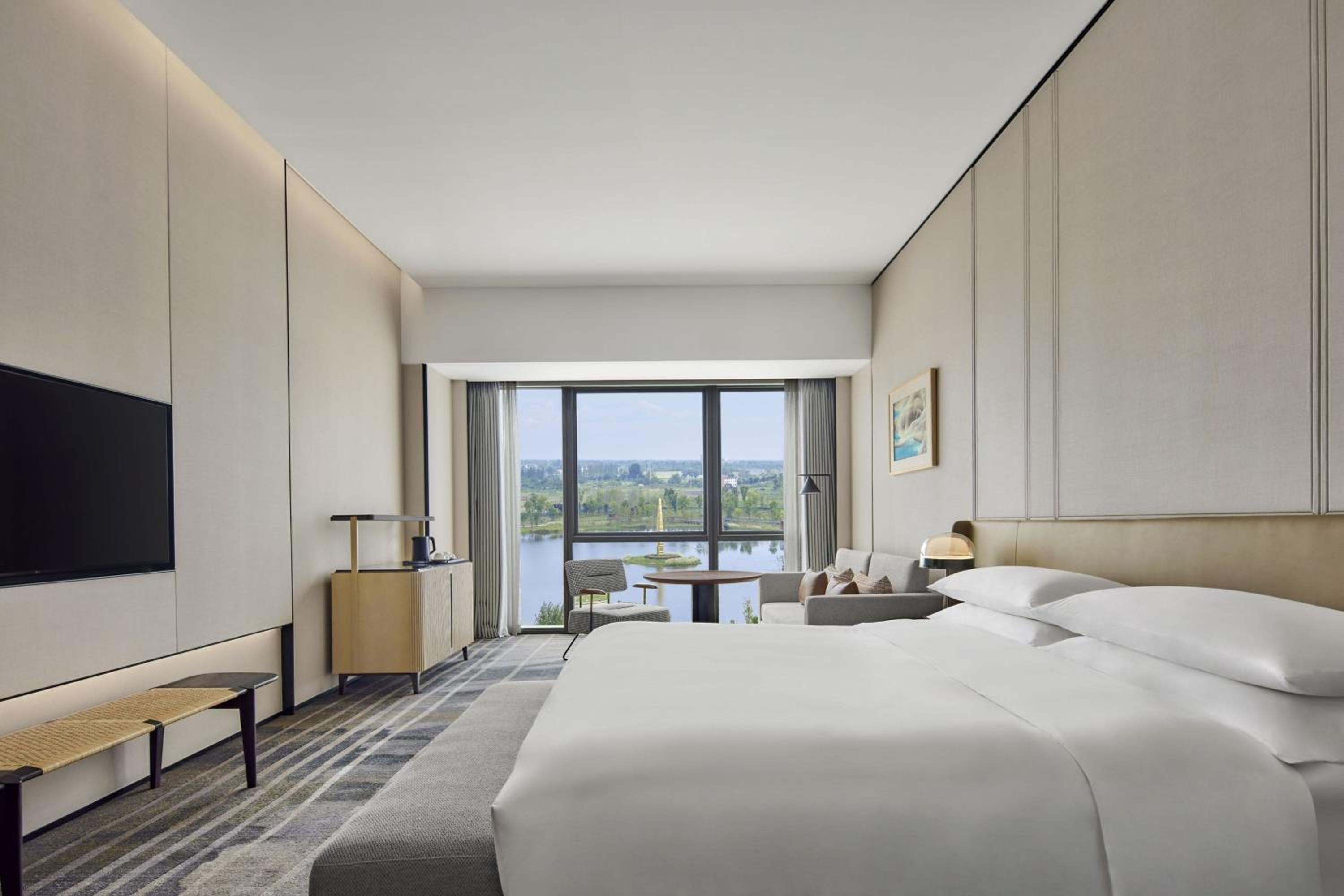 Executive King Room with Lake View - Lounge Access