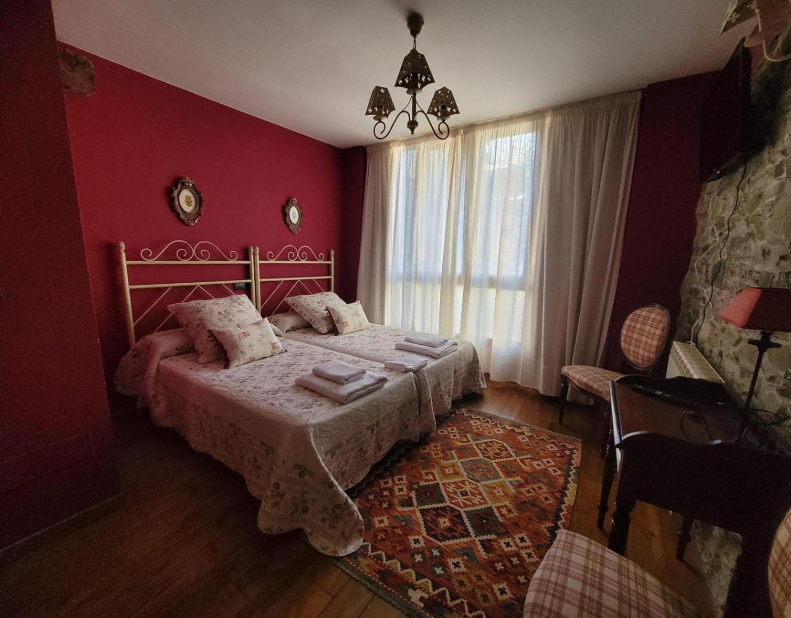 Three-Bedroom Apartment with Mountain View photo 2