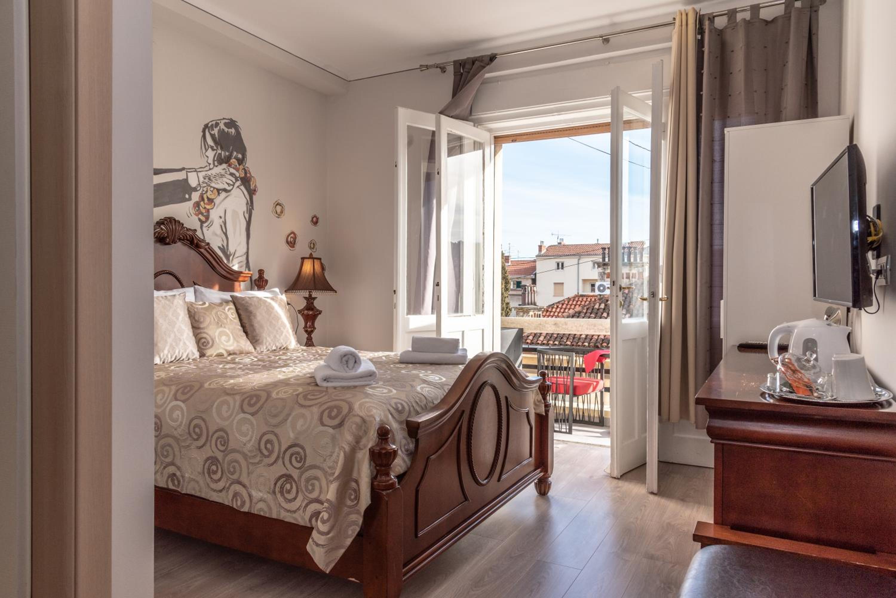 Deluxe Double Room with City View - Photo 2