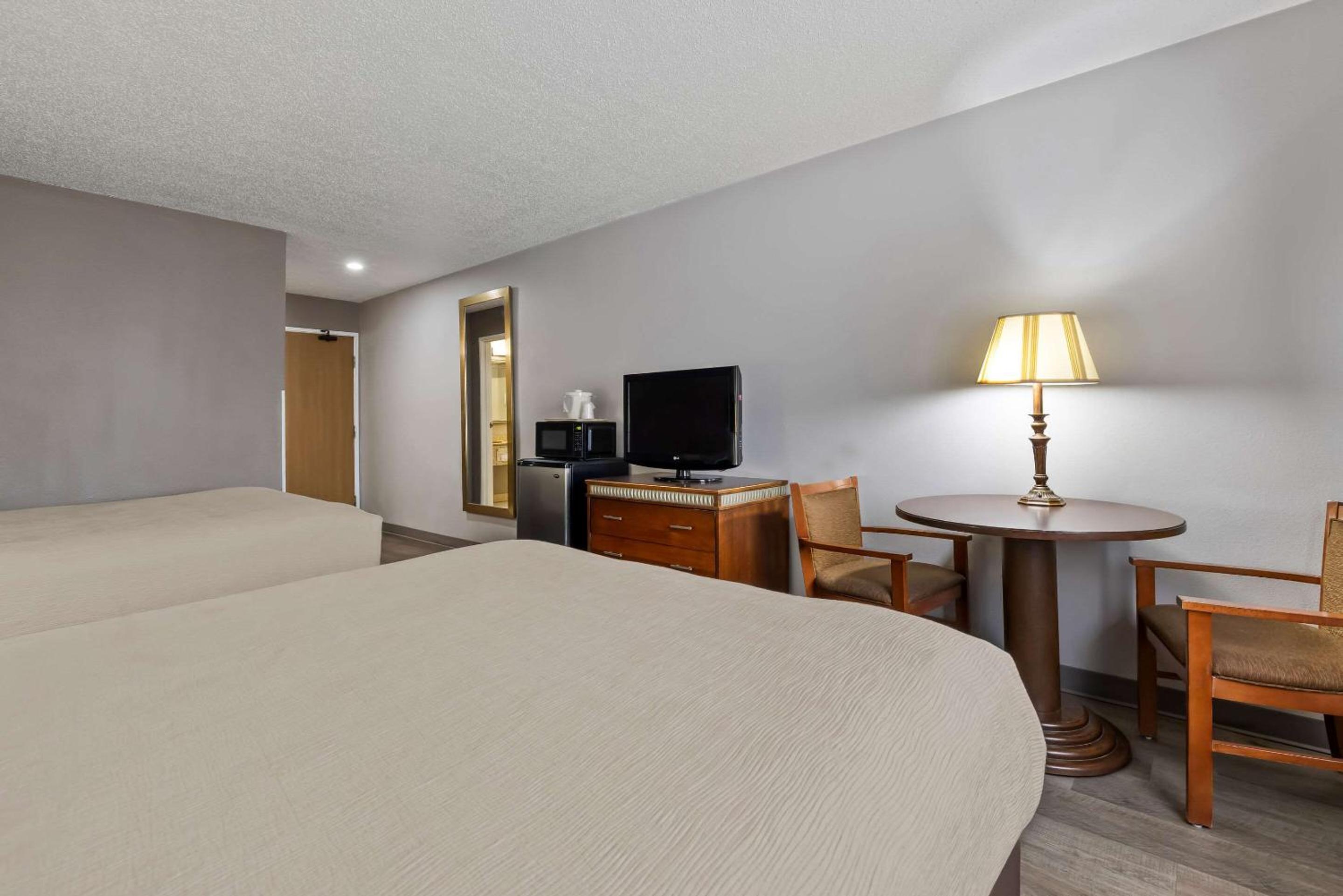 Queen Room with Two Queen Beds - Non-Smoking - Photo 8