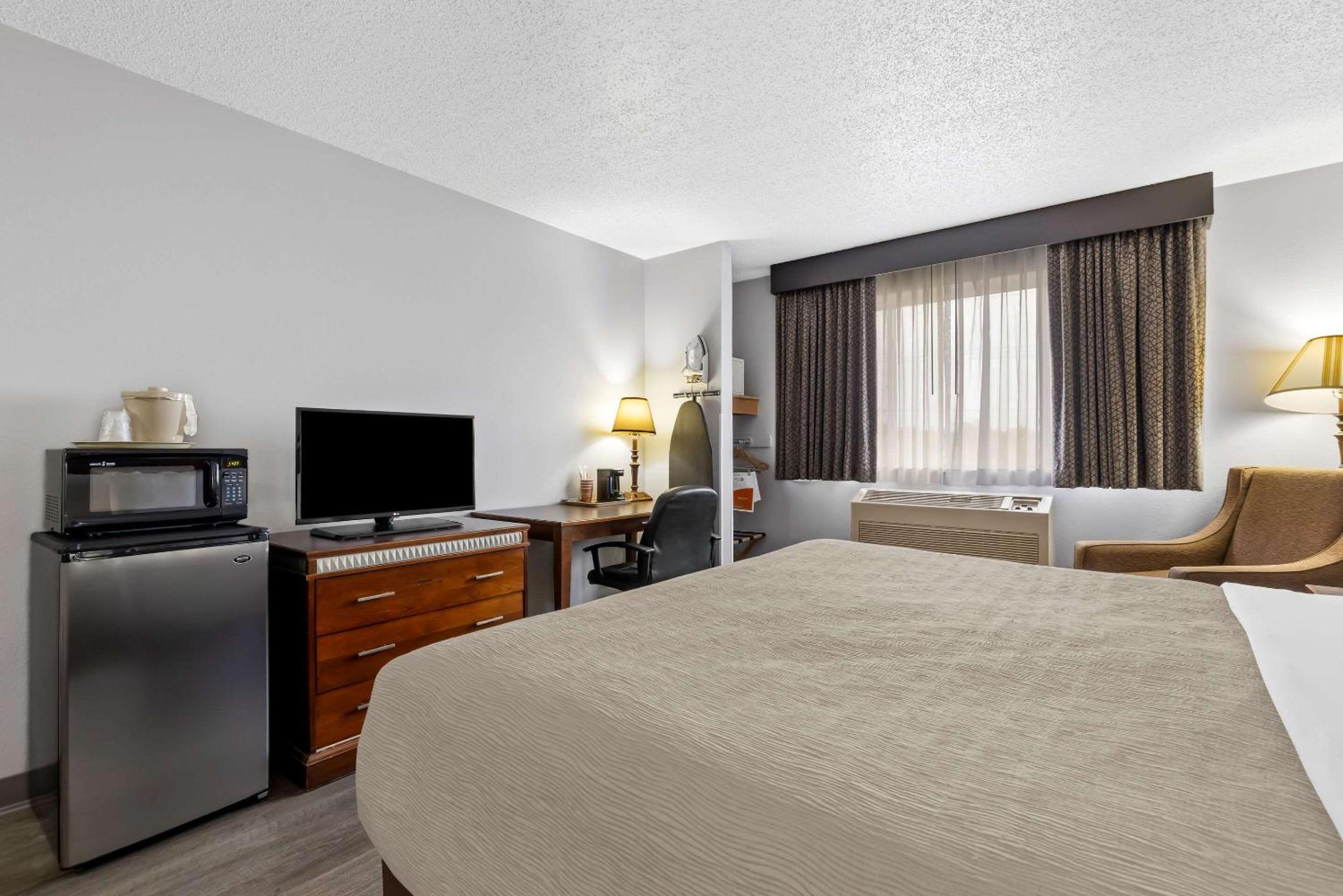 King Room - Non-Smoking - Photo 3