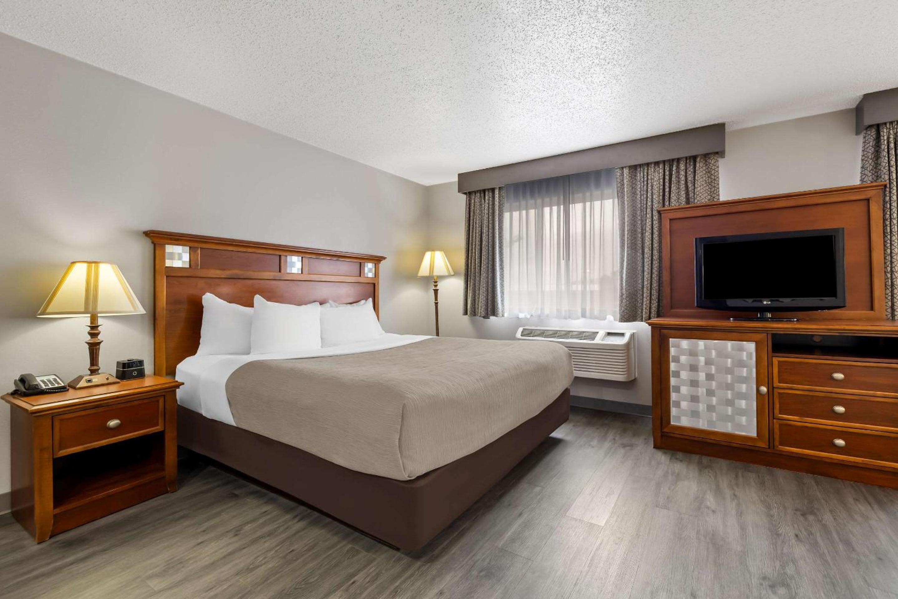King Suite with Hot Tub - Non-Smoking - Photo 1