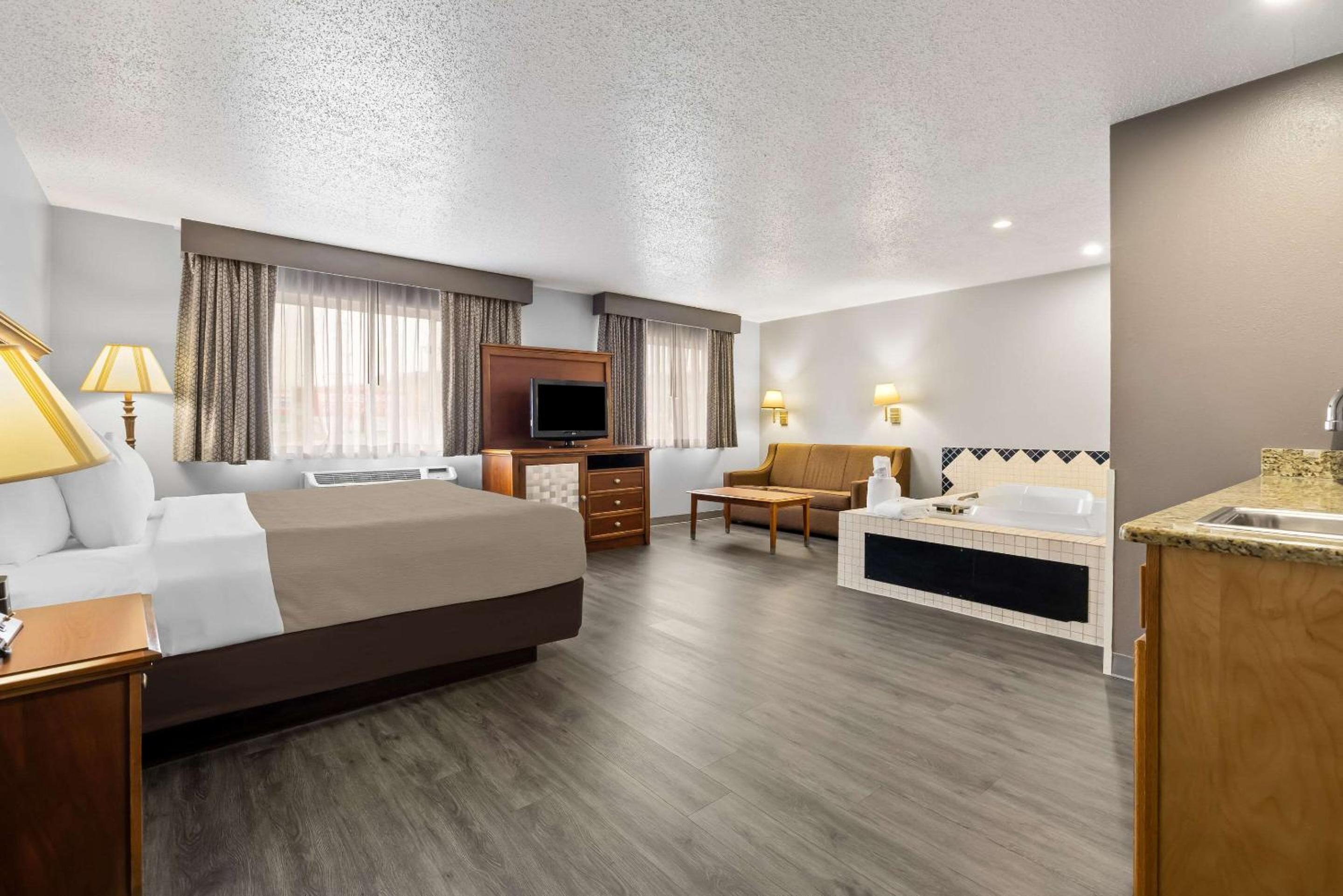 King Suite with Hot Tub - Non-Smoking - Photo 2
