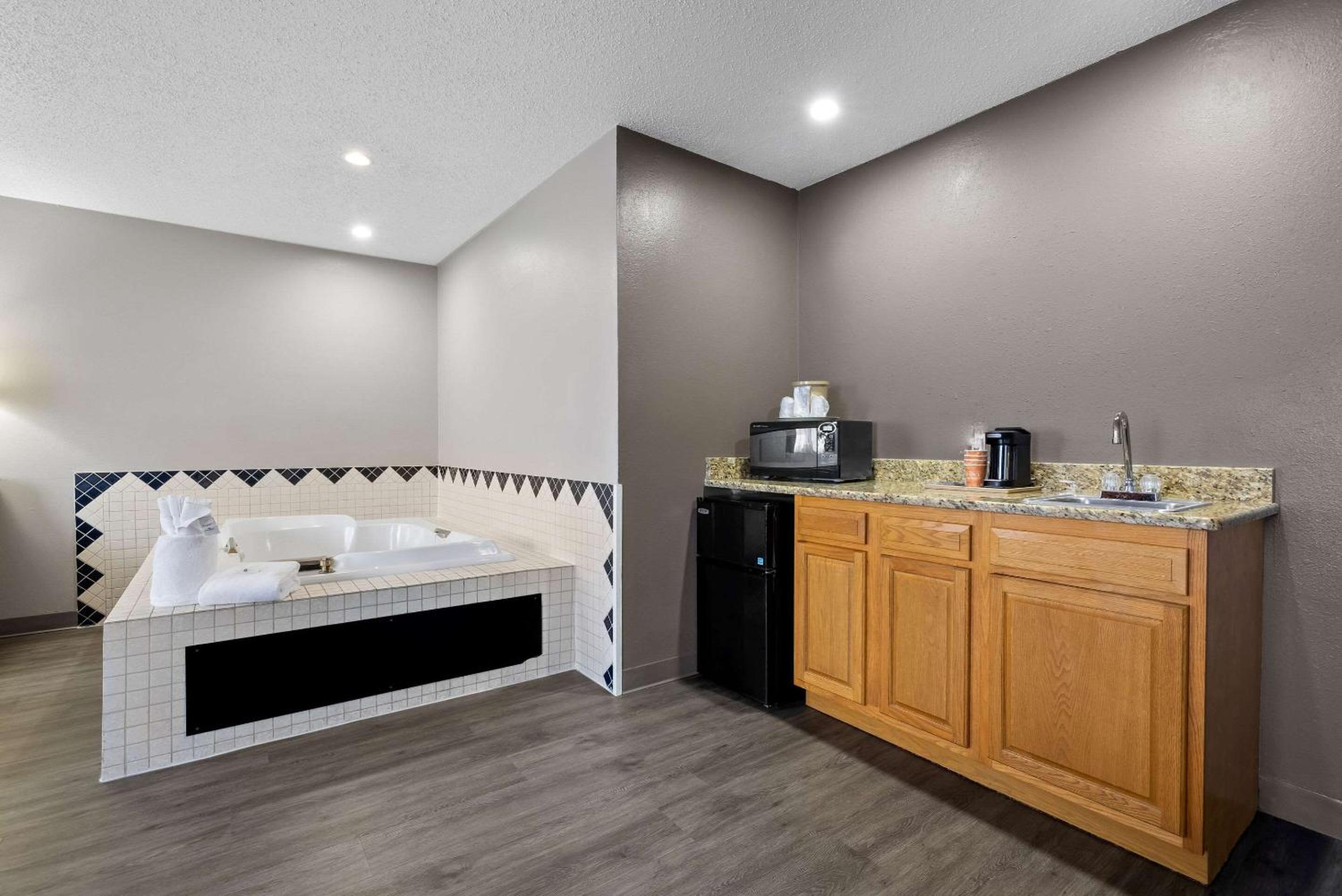 King Suite with Hot Tub - Non-Smoking - Photo 3