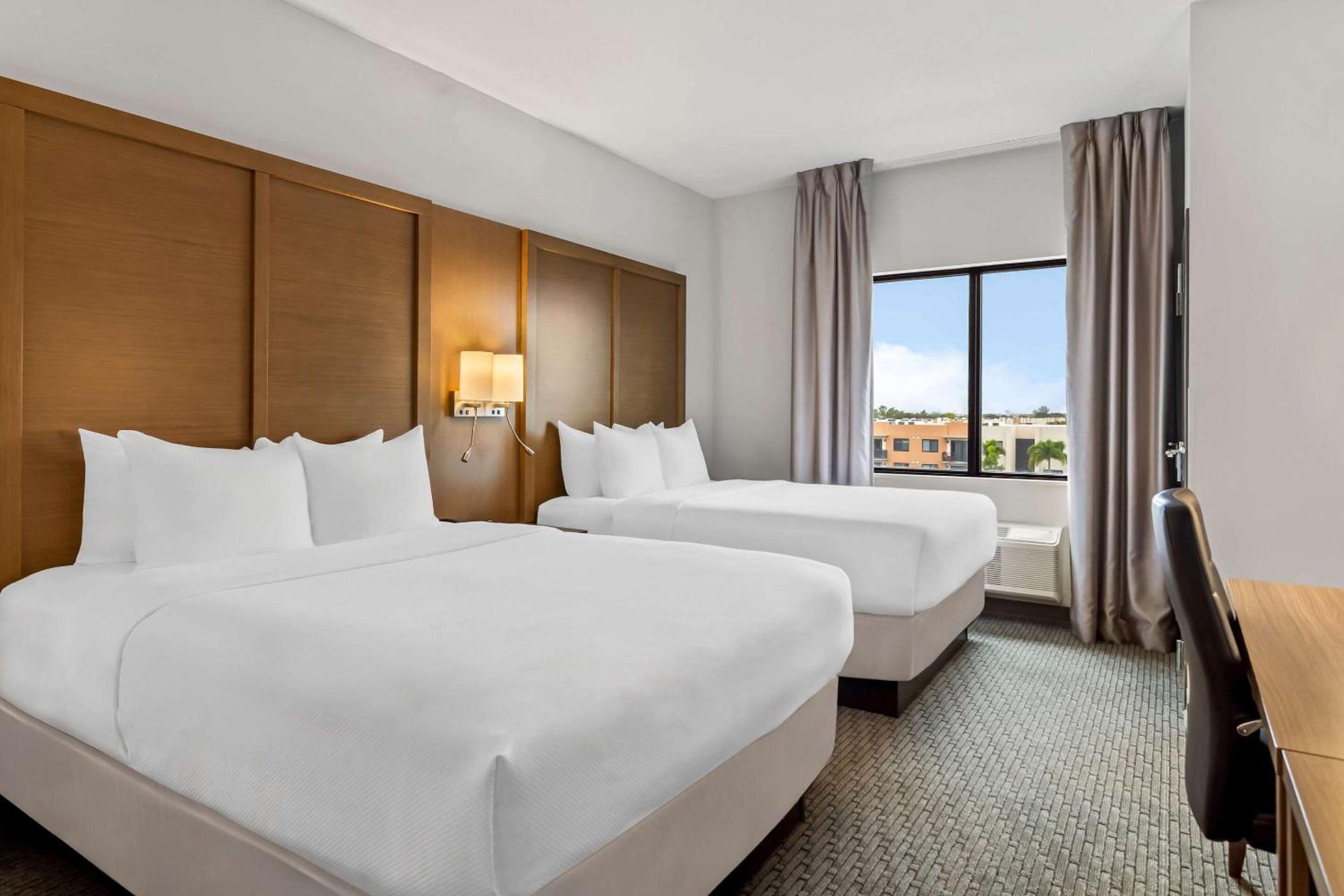 One Room Suite with Two Queen Beds - Non Smoking - Photo 2