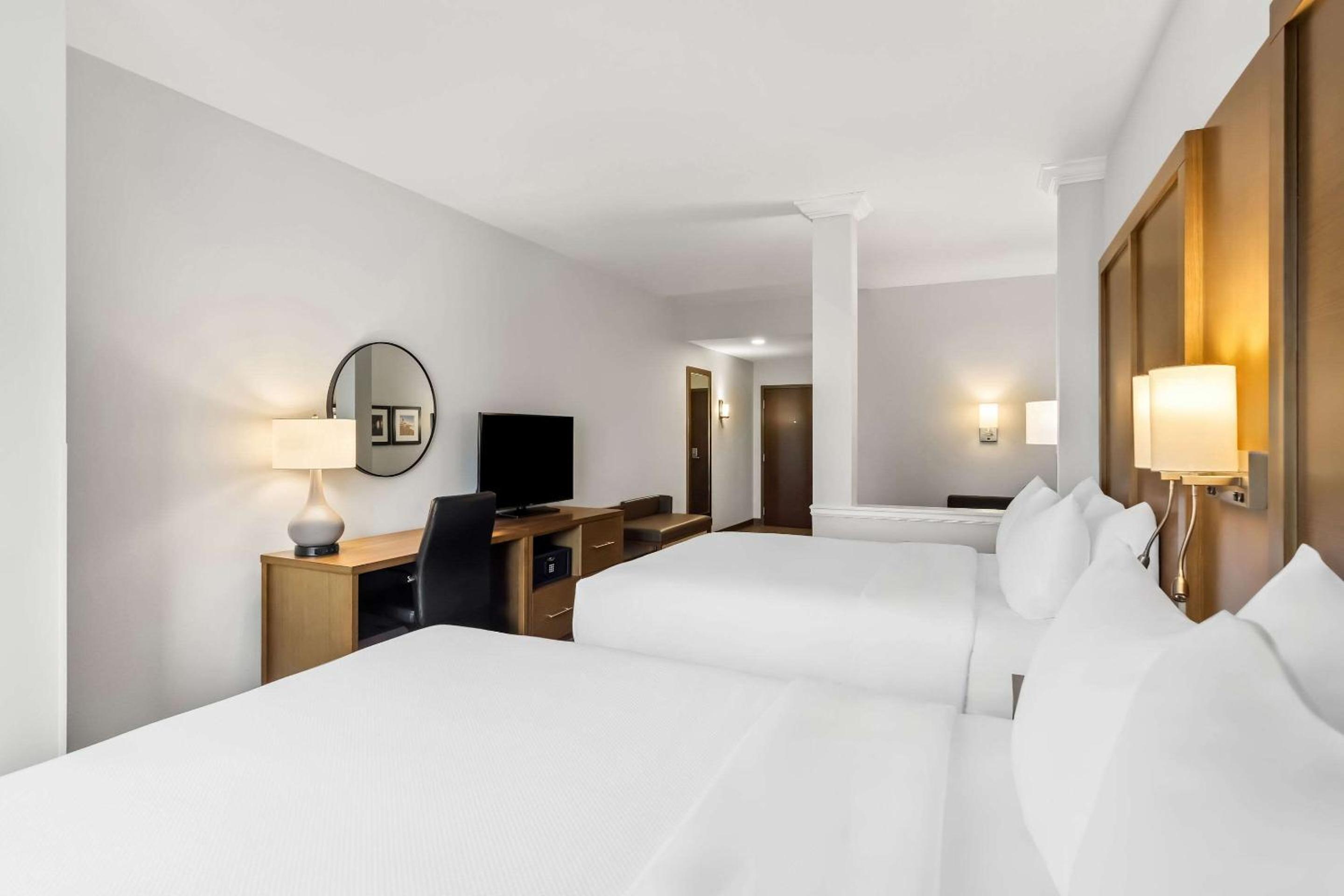 Suite with Two Queen Beds - Accessible/Non-Smoking - Photo 3
