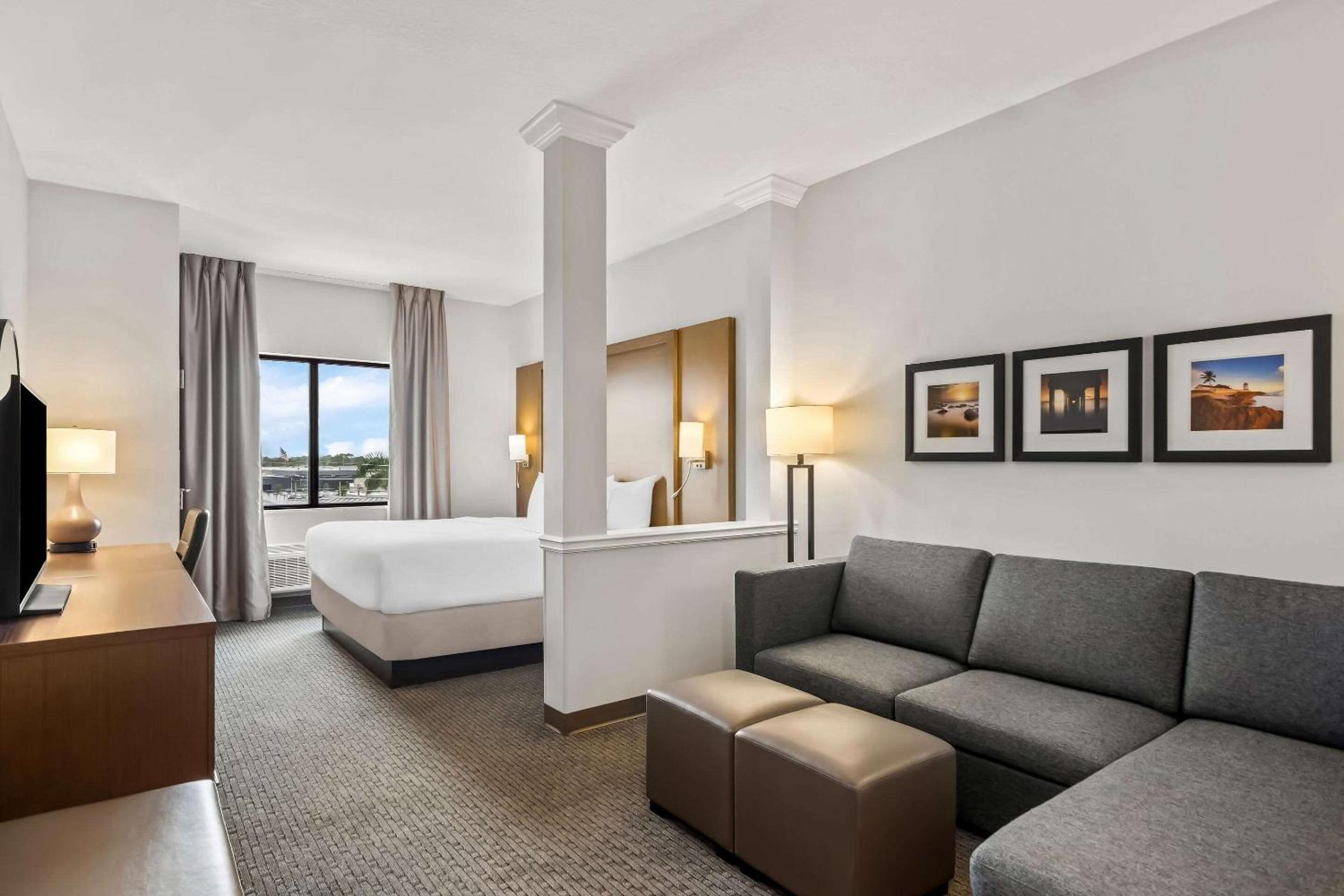 King Suite - Non-Smoking - Photo 2