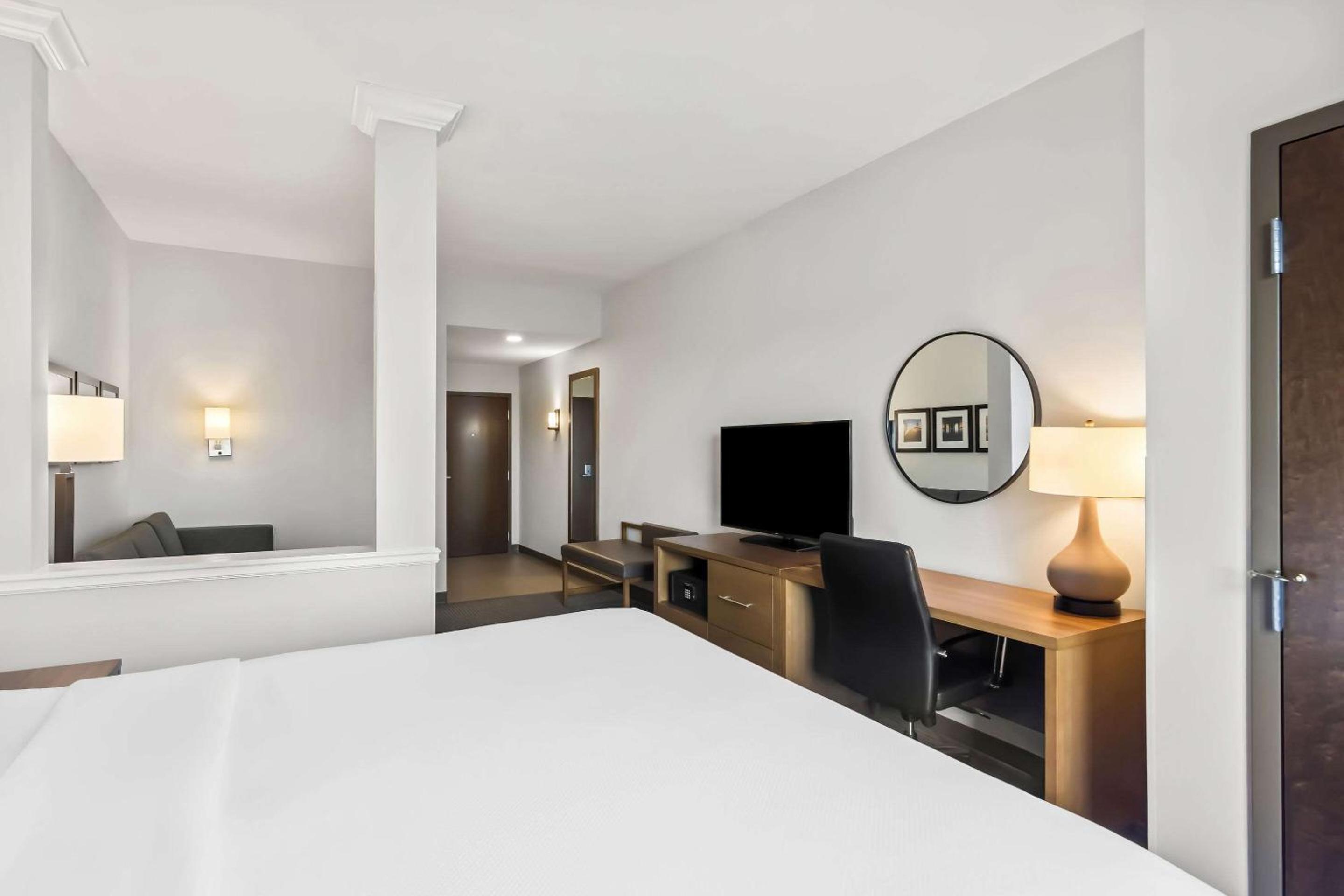 King Suite - Non-Smoking - Photo 4