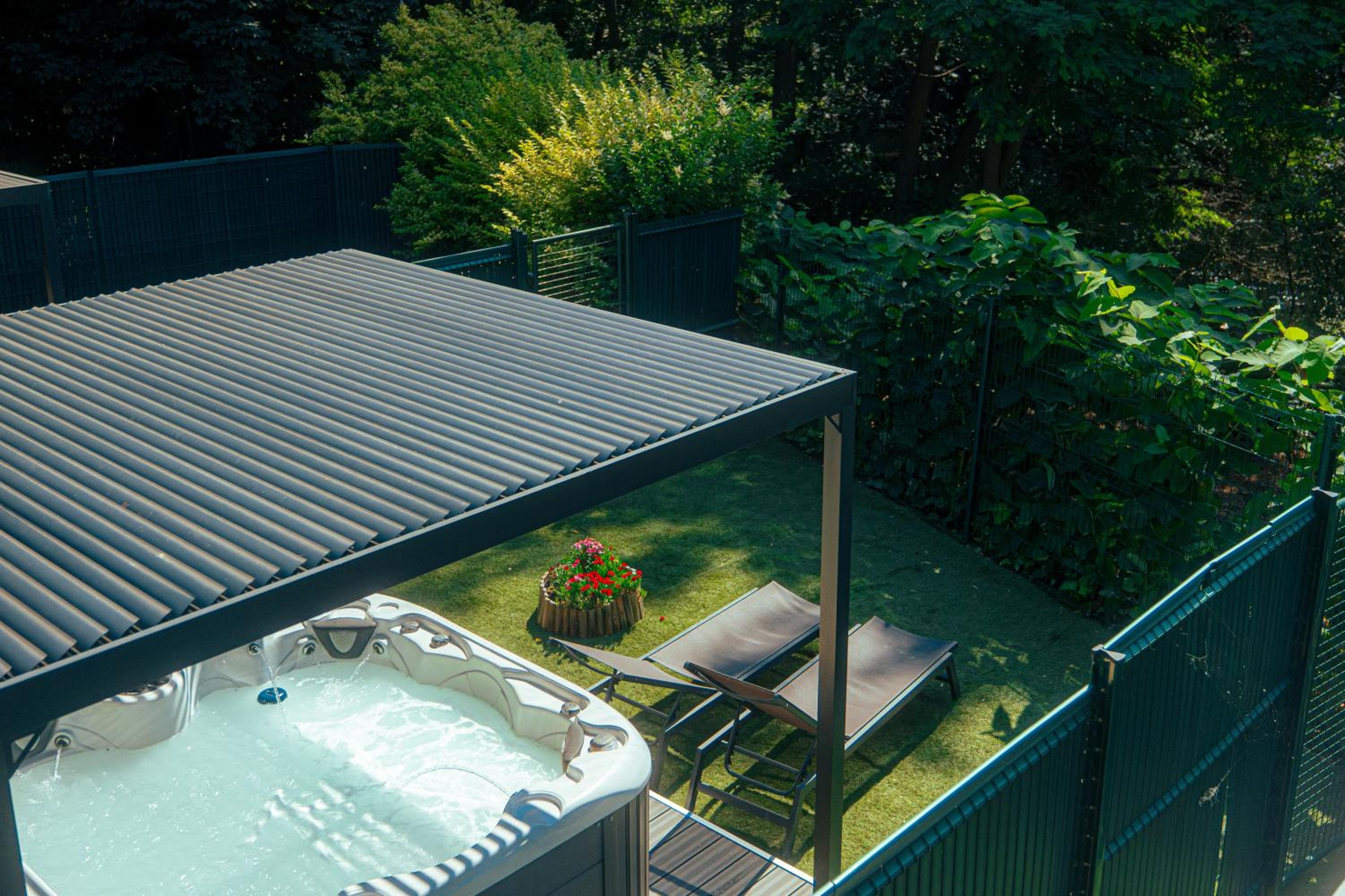 One-Bedroom Apartment with Private Jacuzzi - Photo 7
