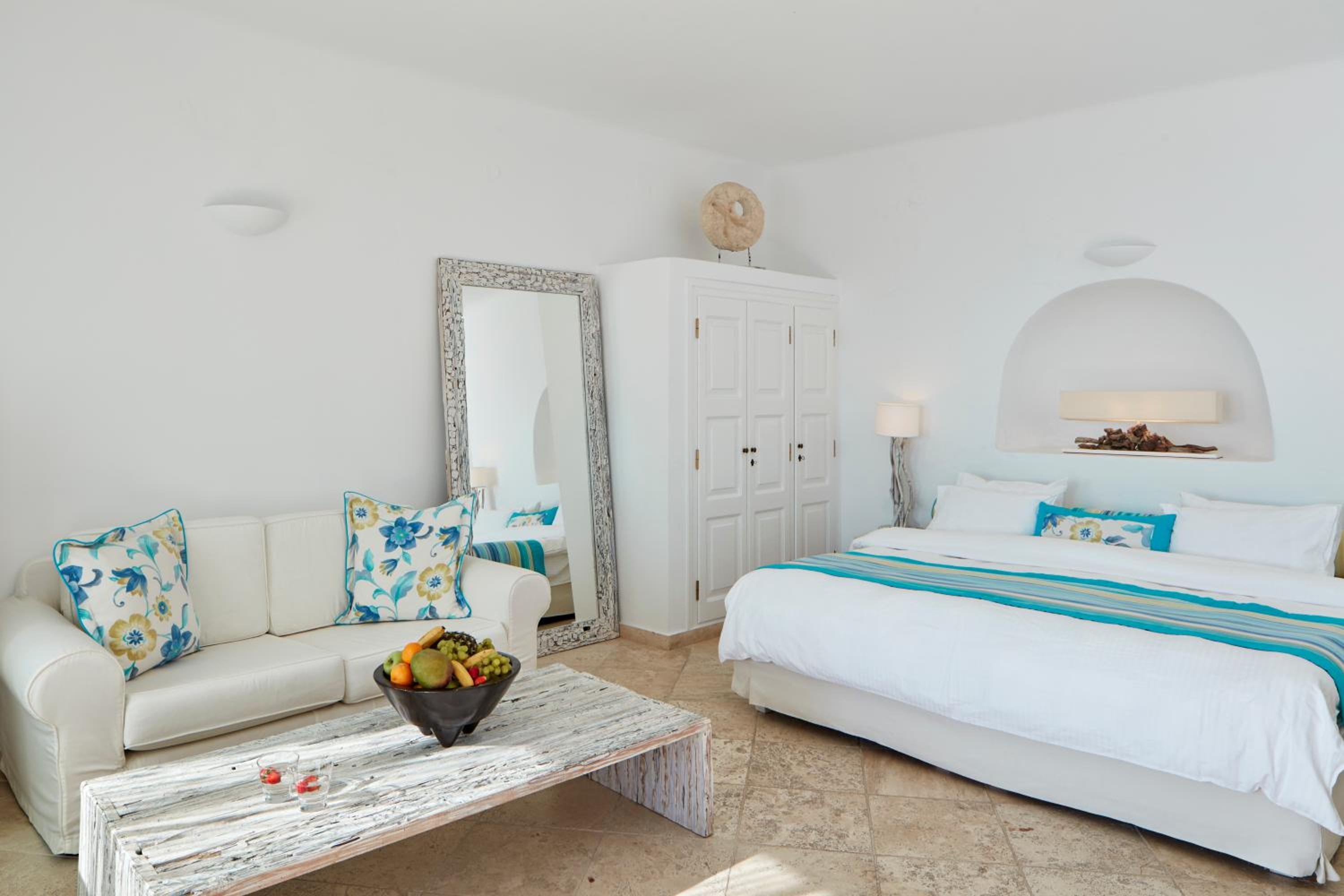 Honeymoon Suite with Sea View and Hot Tub - Photo 7