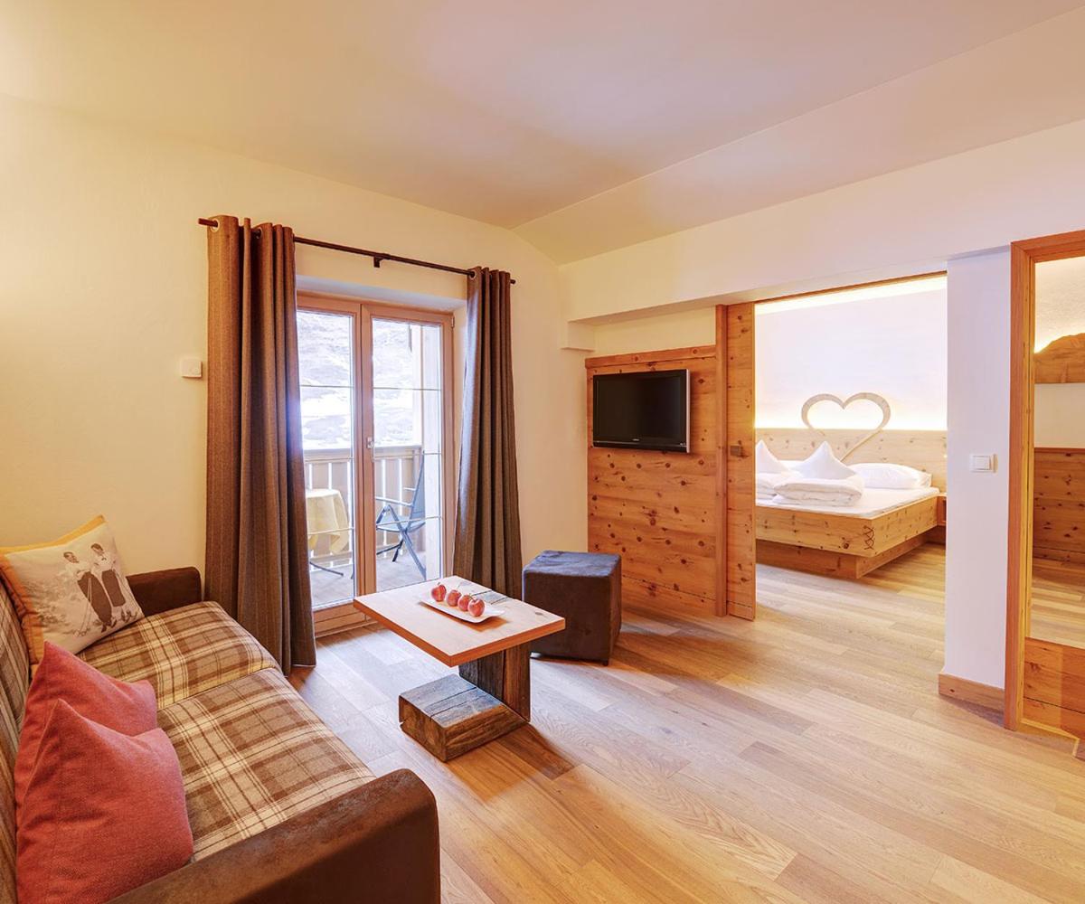 Junior Suite with Balcony - Photo 5