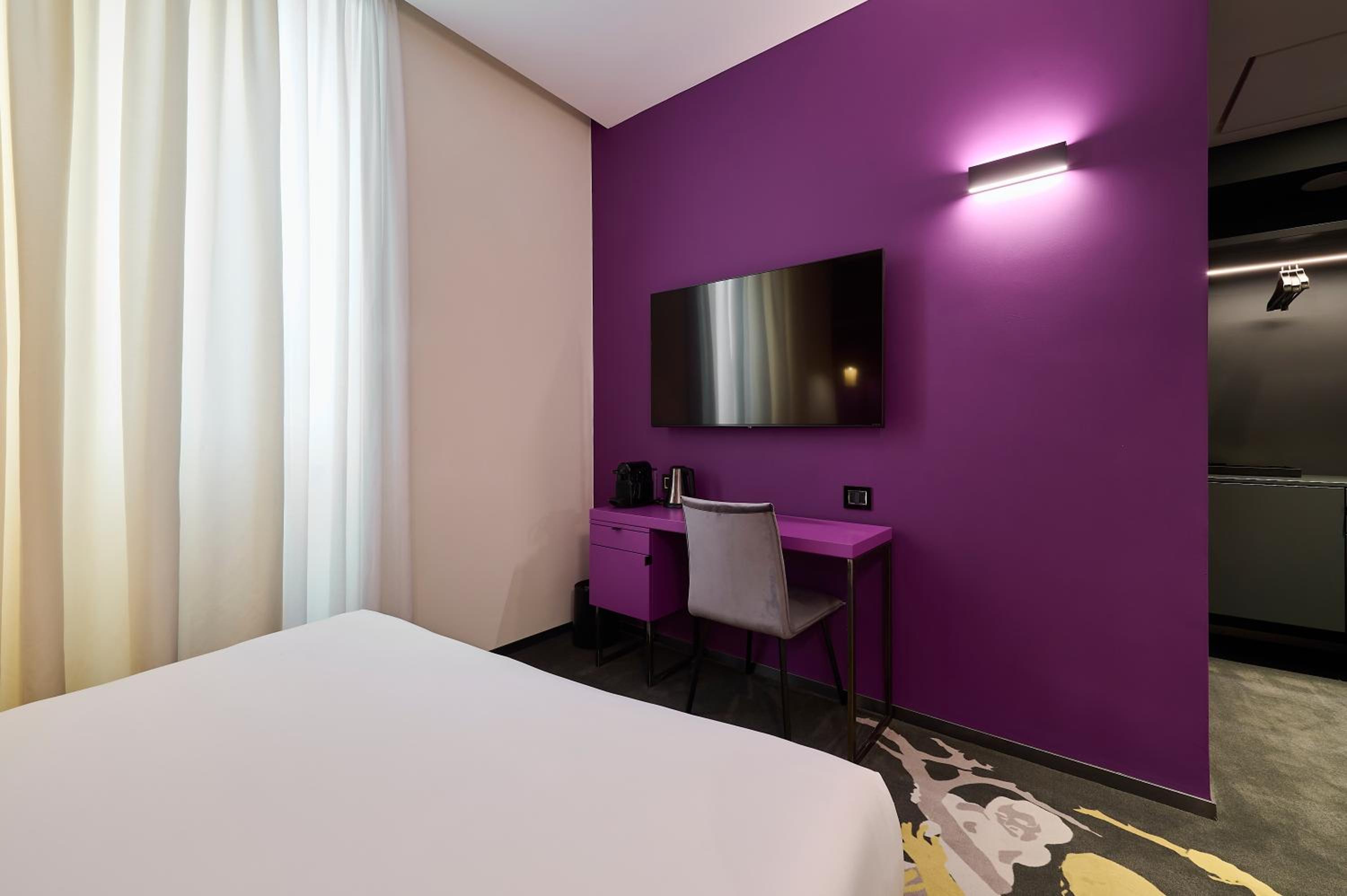 Available room thumbnail 5