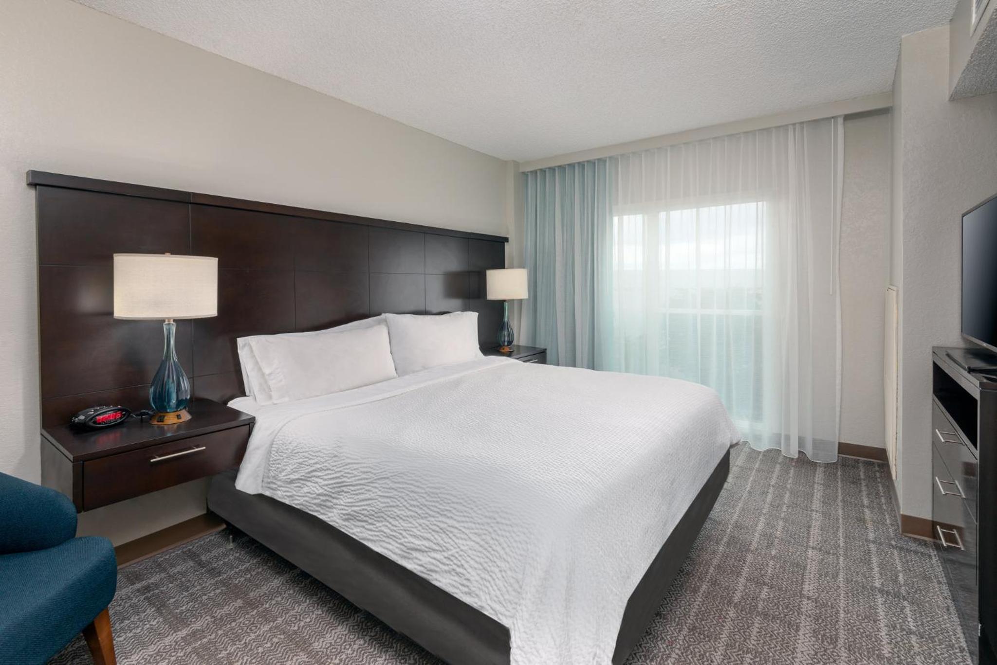 One-Bedroom King Suite with Balcony photo 3