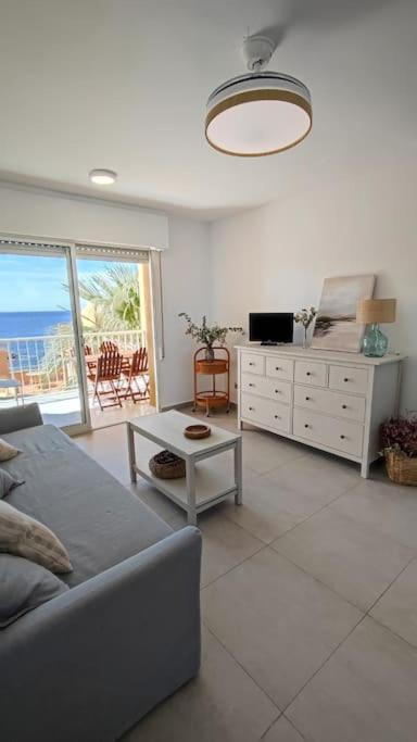 Apartamento de dos habitaciones con balcón y vista al mar