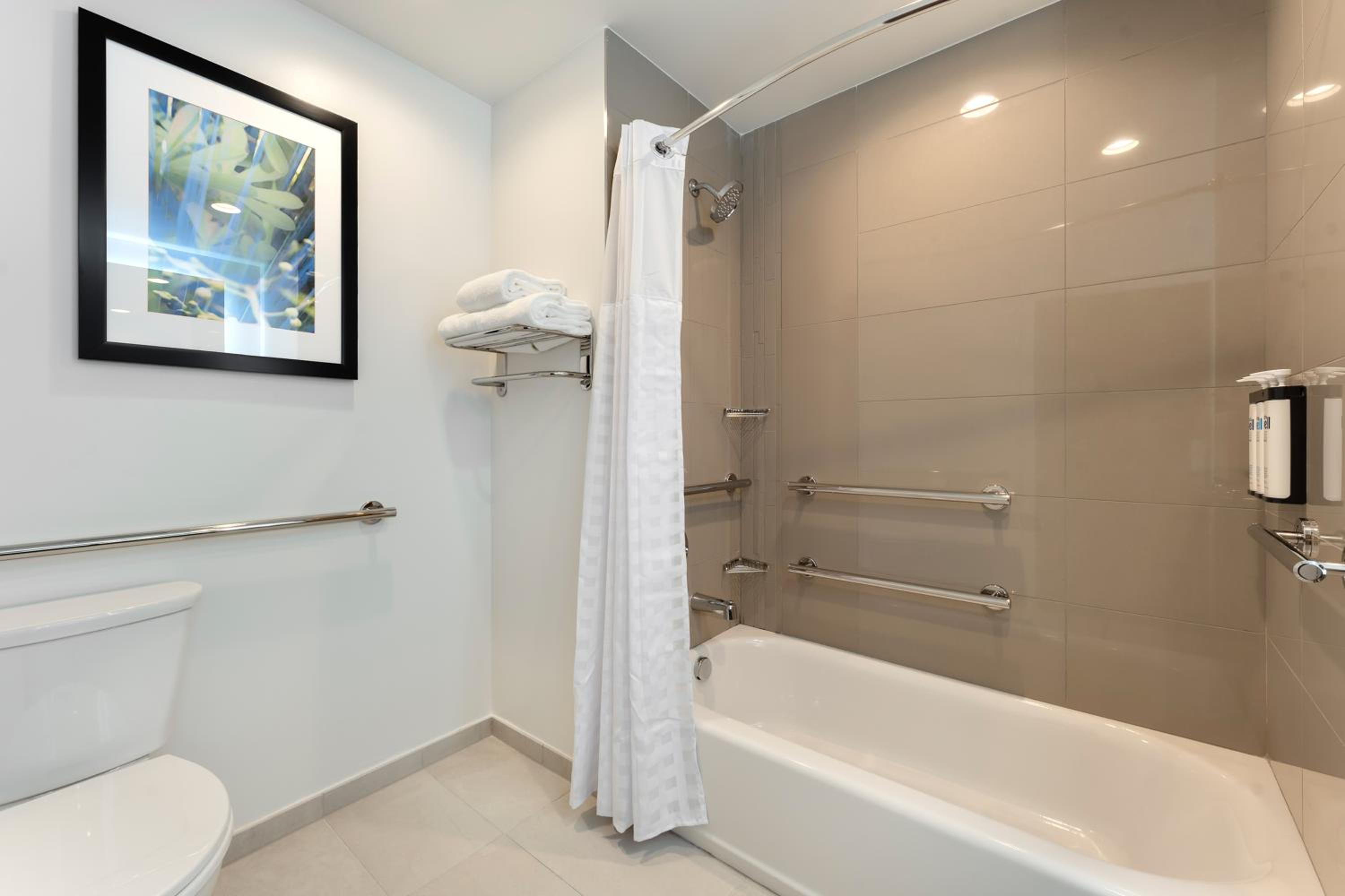 King Studio Suite with Kitchen, Tub and Sofa Bed - Disability Access