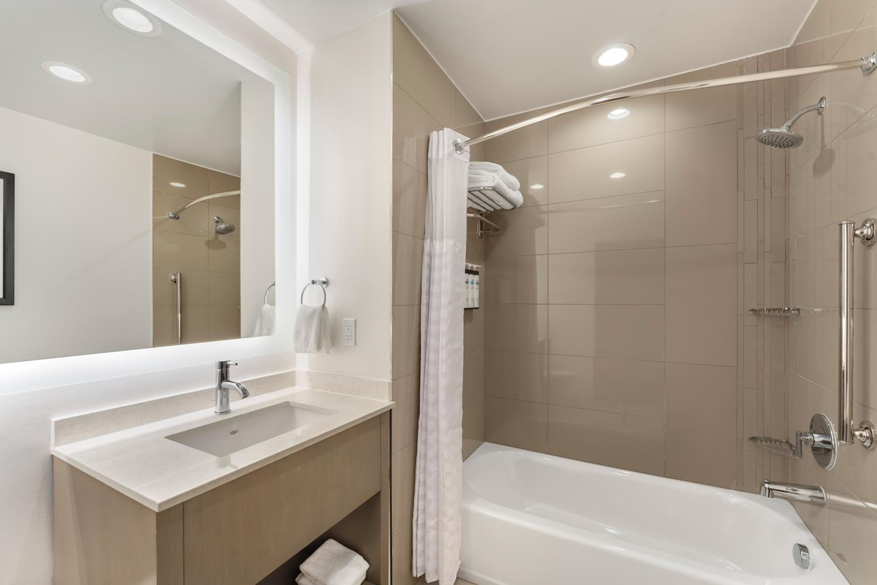One Bedroom Kitchen Suite with Two Queen Beds and Sofa Bed thumbnail 5