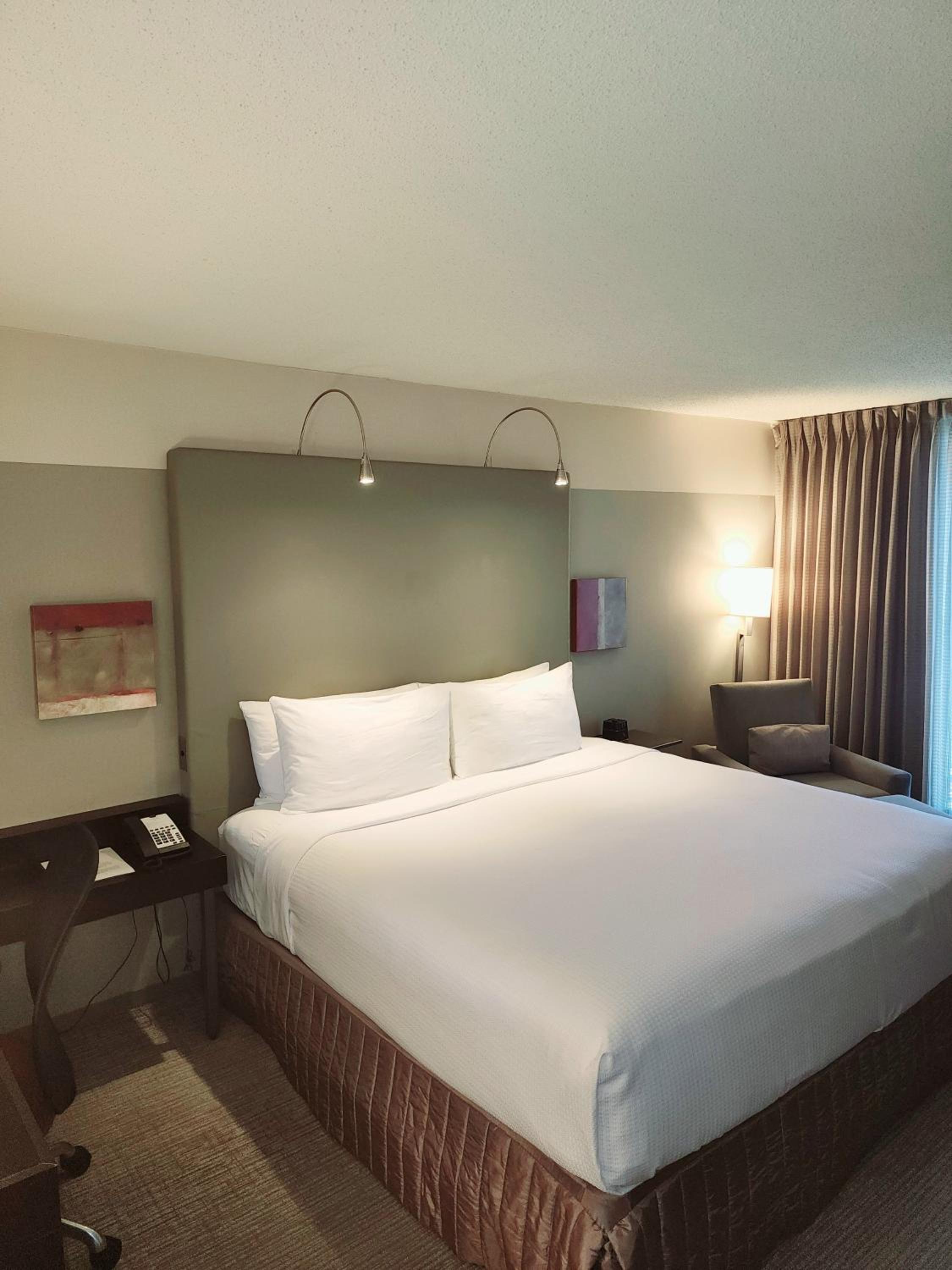 Standard King Room with Balcony - Photo 2