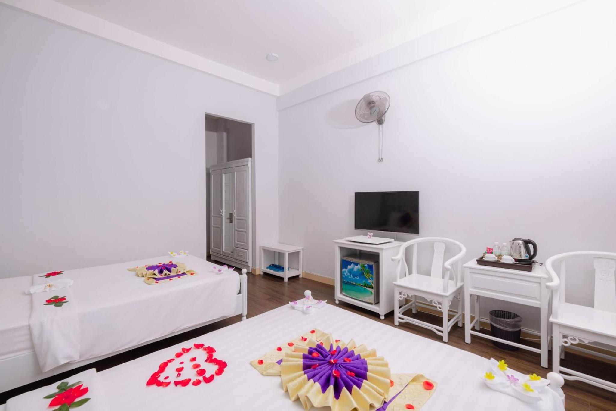 Superior Family Room - Photo 7