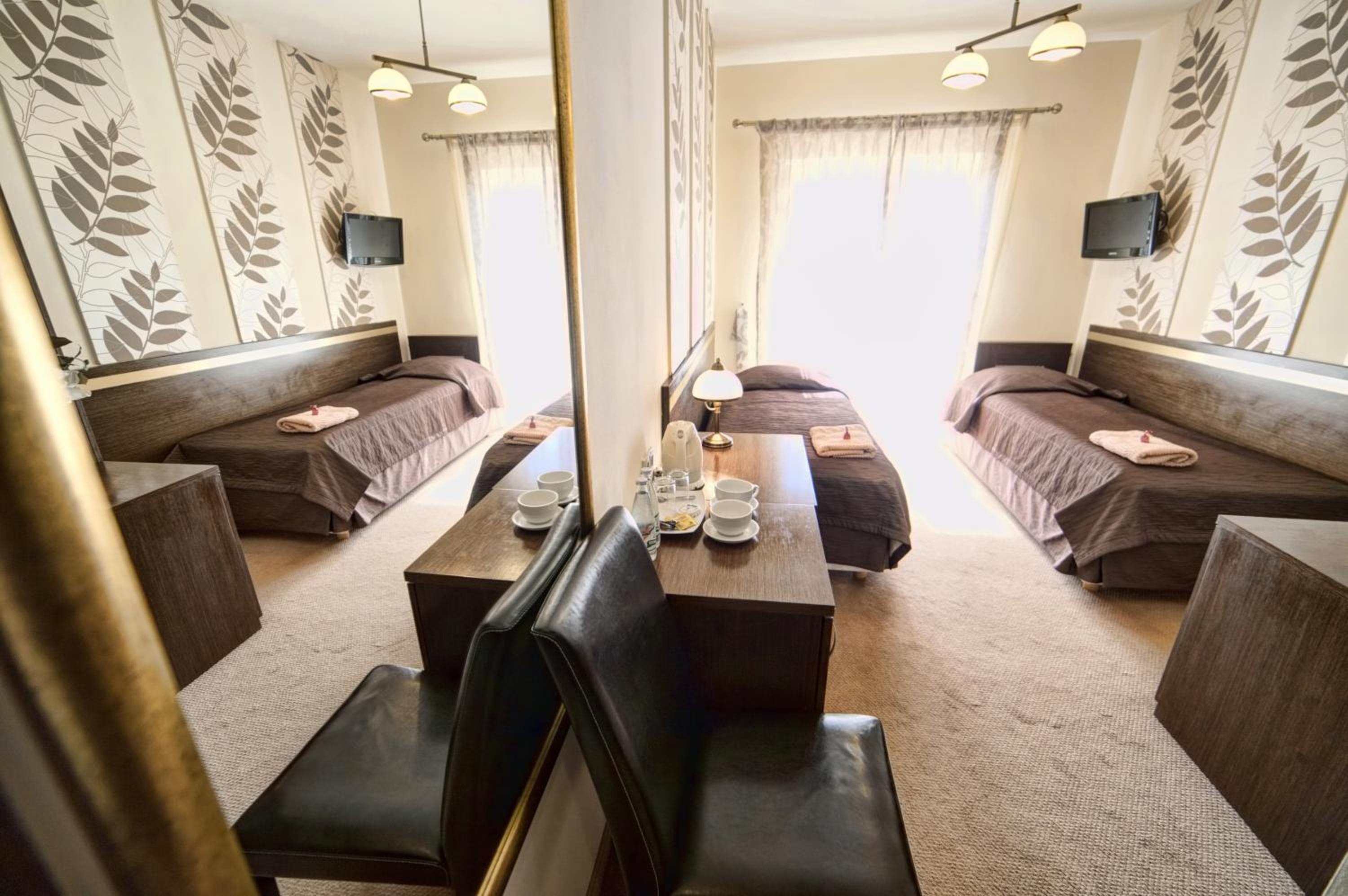 Twin Room - Photo 3