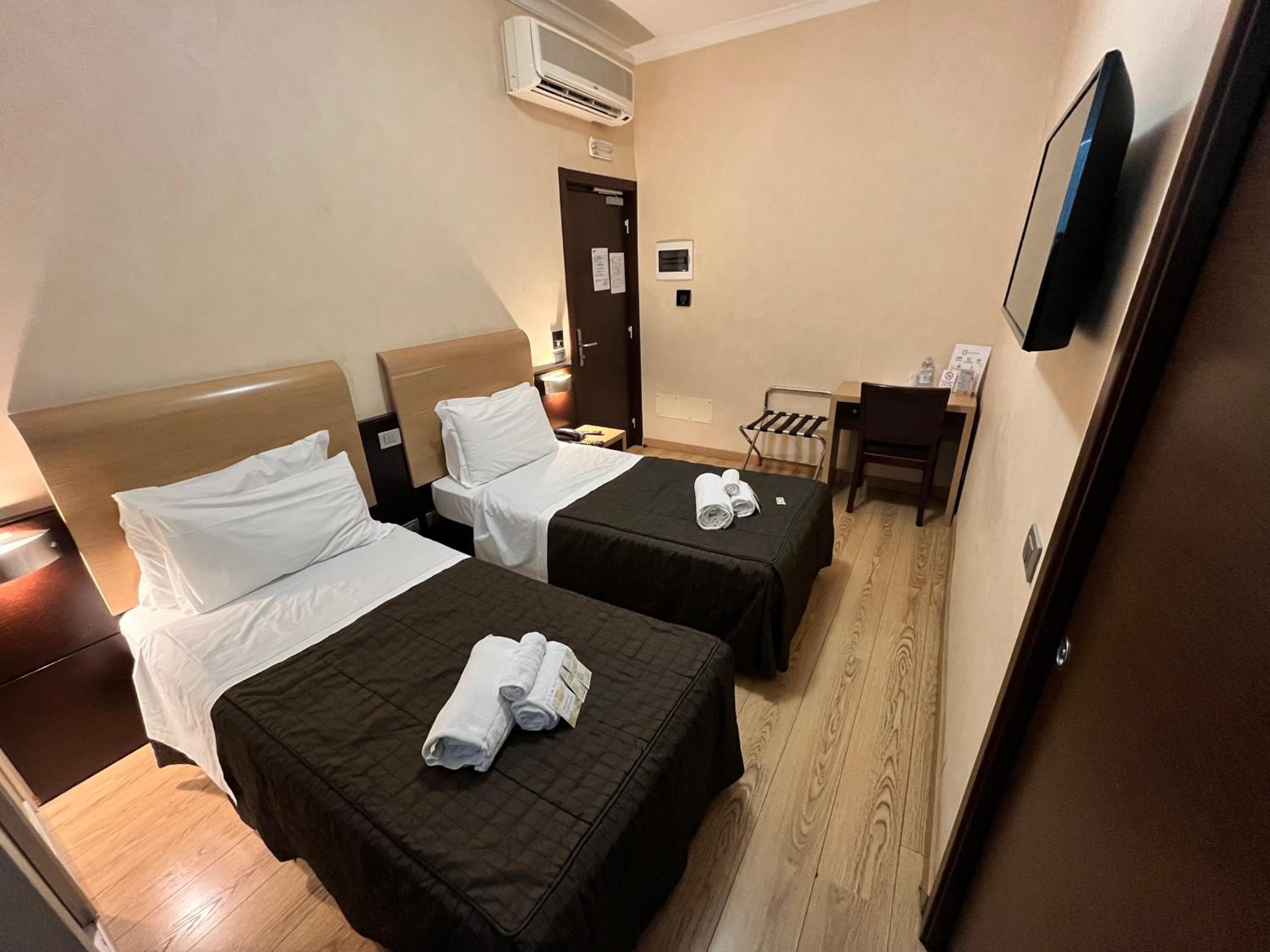 Twin Room - Photo 1