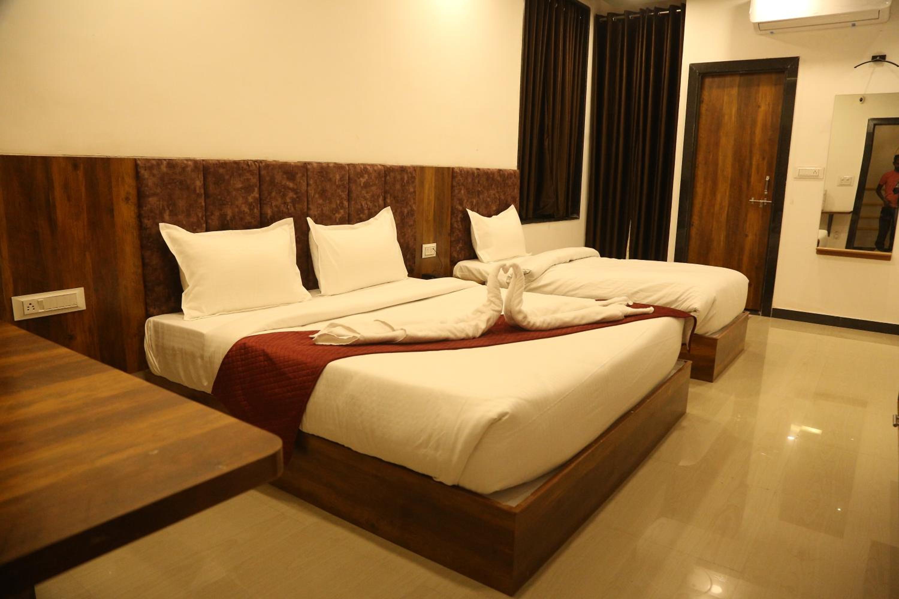Deluxe Room - Photo 2