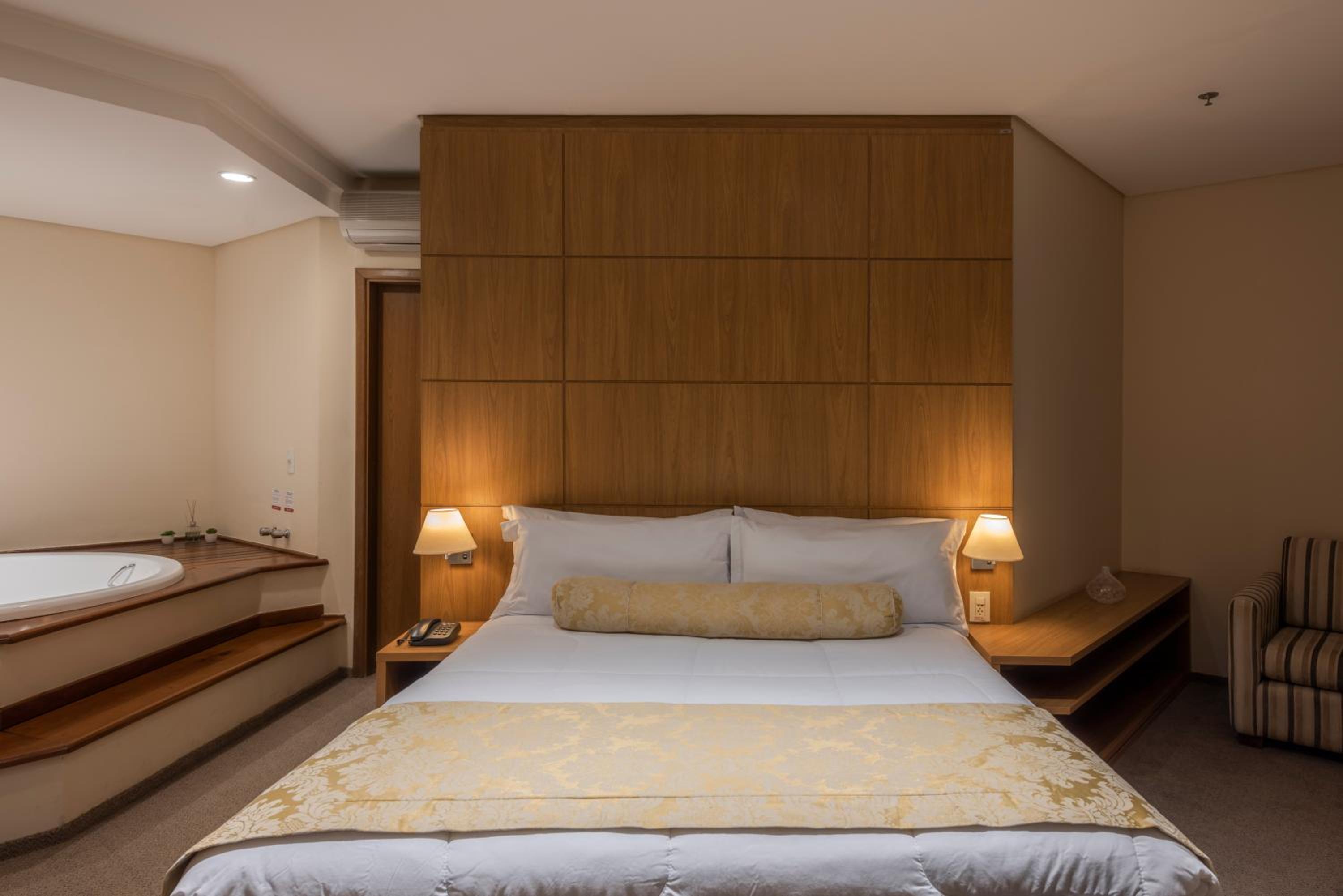King Suite with Spa Bath photo 3