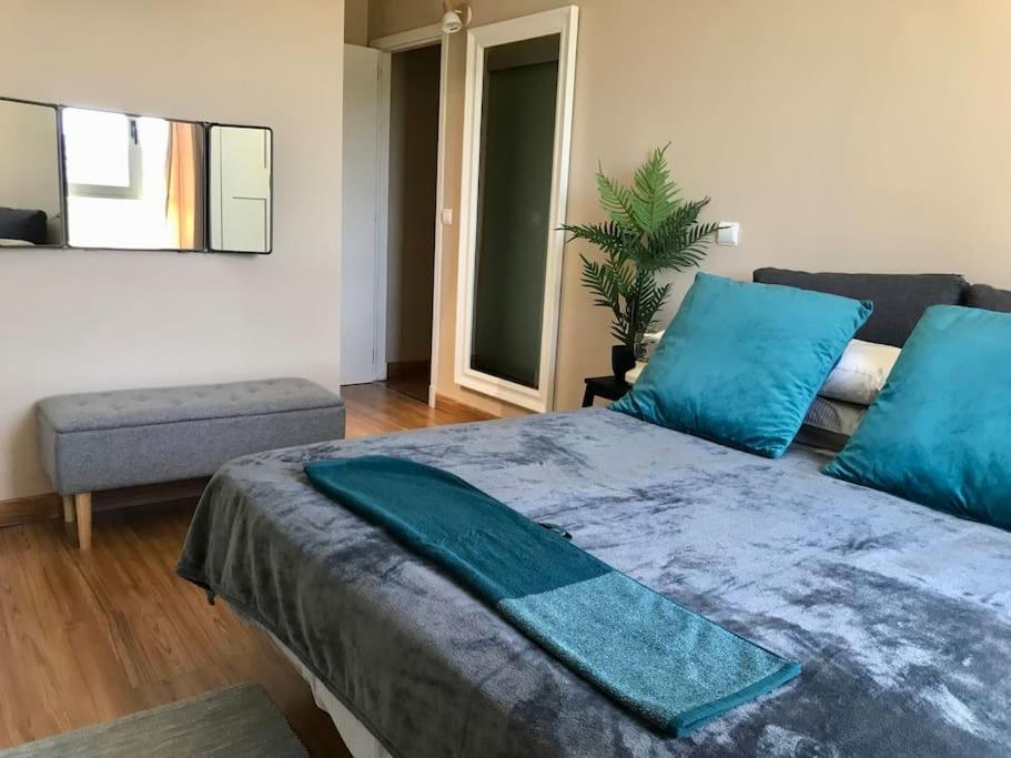 Apartamento de Tres Habitaciones con Balcón