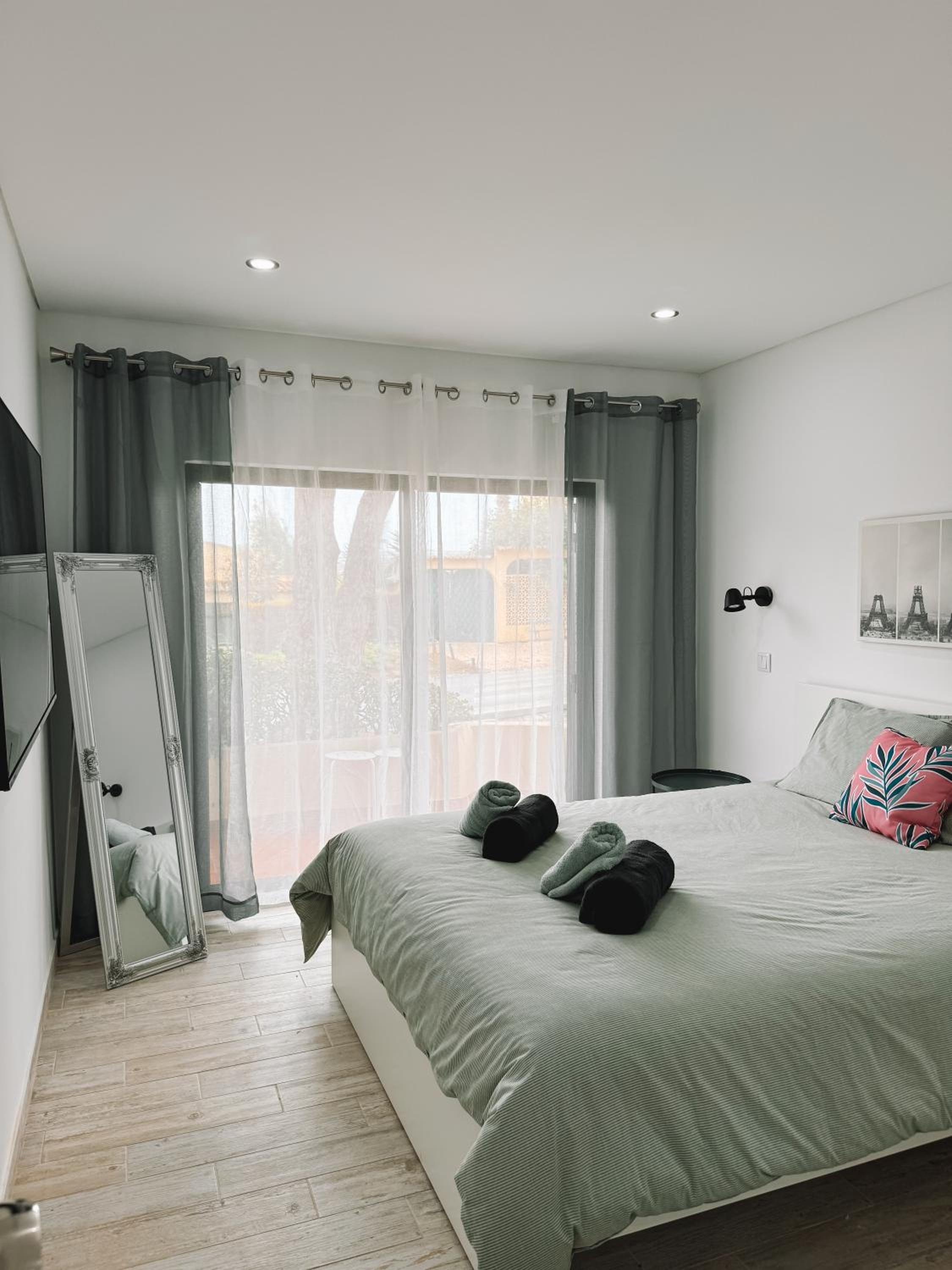 One-Bedroom Apartment photo 1