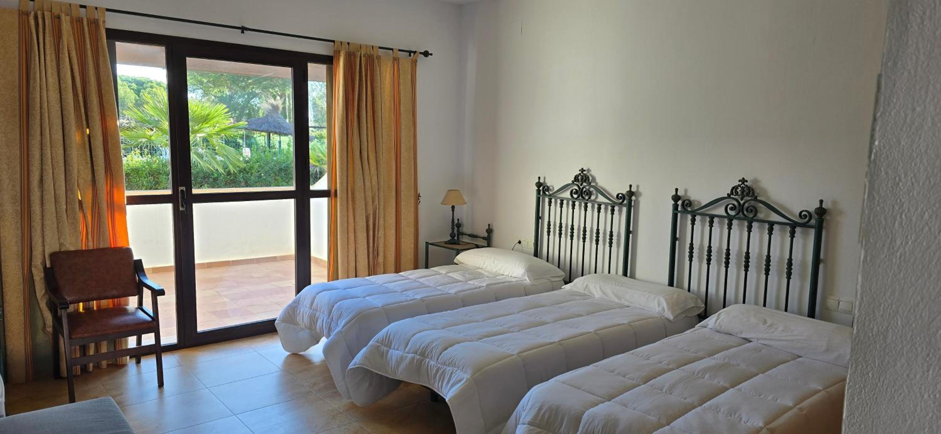 Standard Quadruple Room - Photo 4