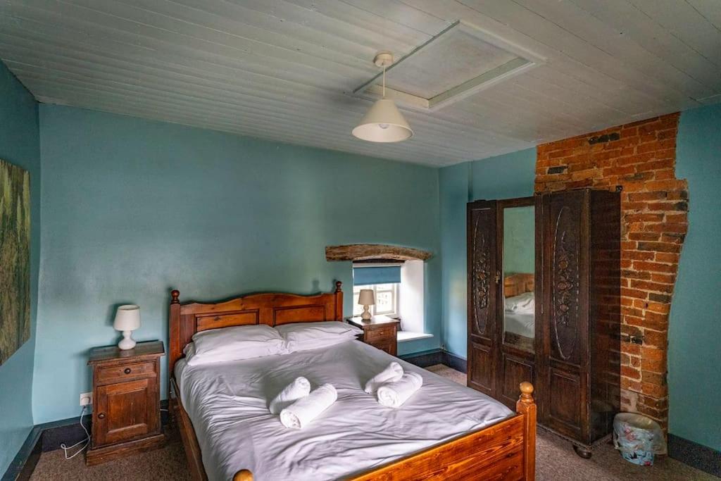 Six-Bedroom House photo 1