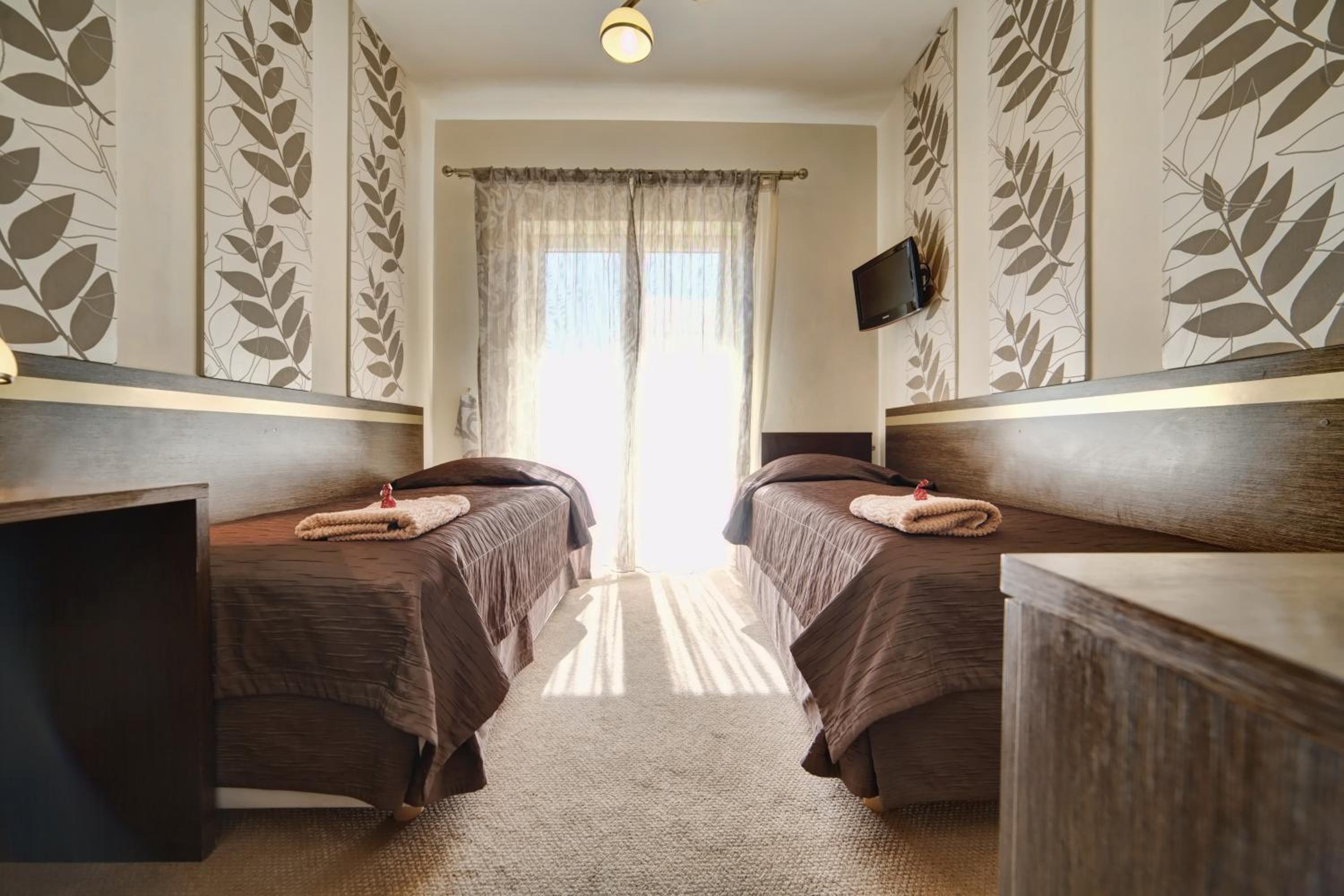 Twin Room - Photo 1