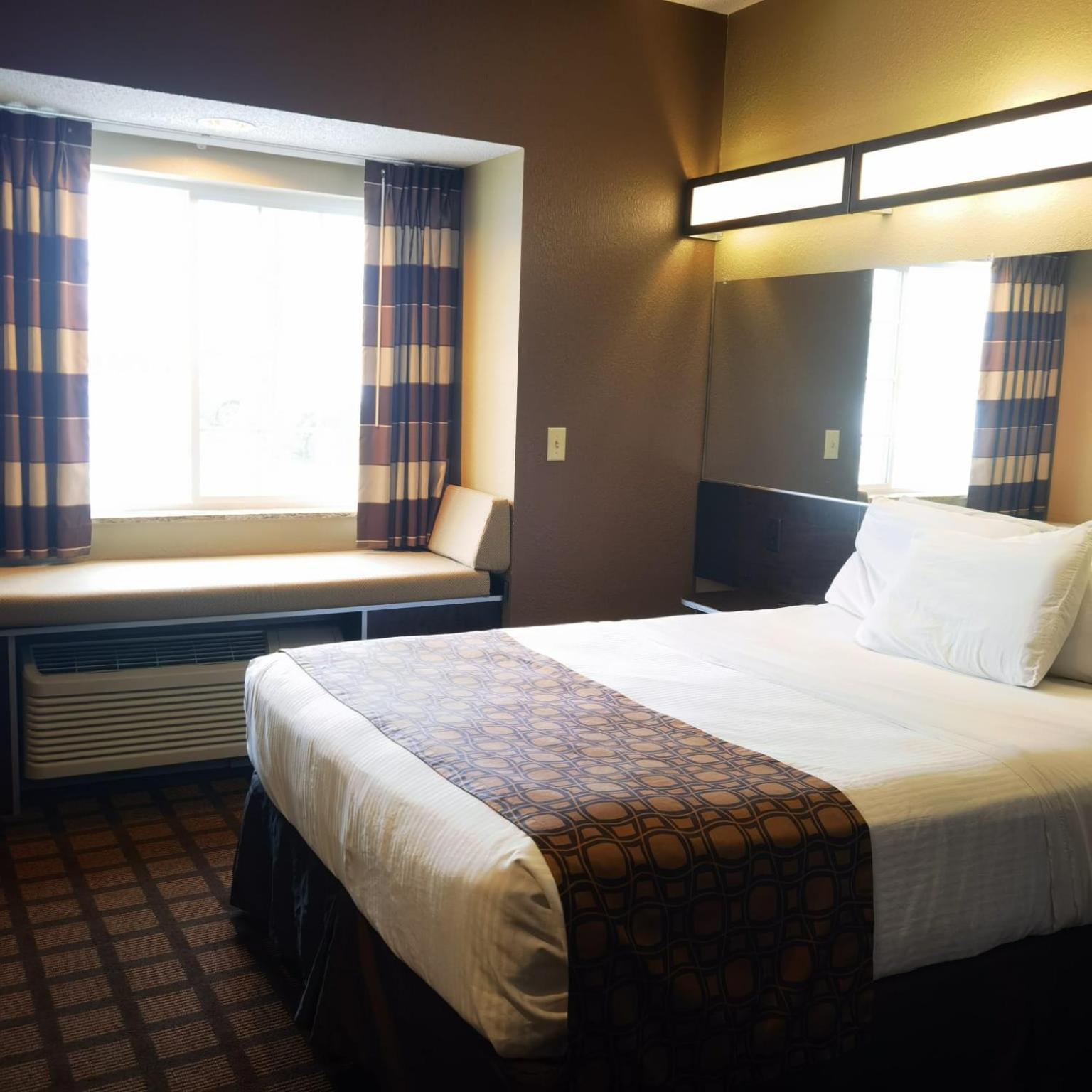 Queen Room with Two Queen Beds - Non-Smoking photo 1