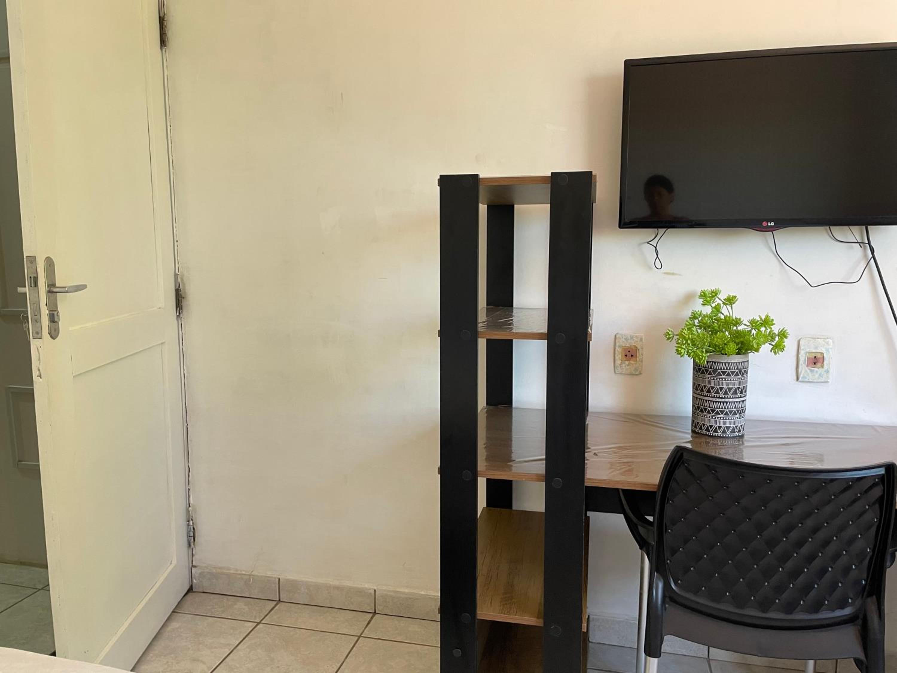 Economy Triple Room with Shared Bathroom photo 3