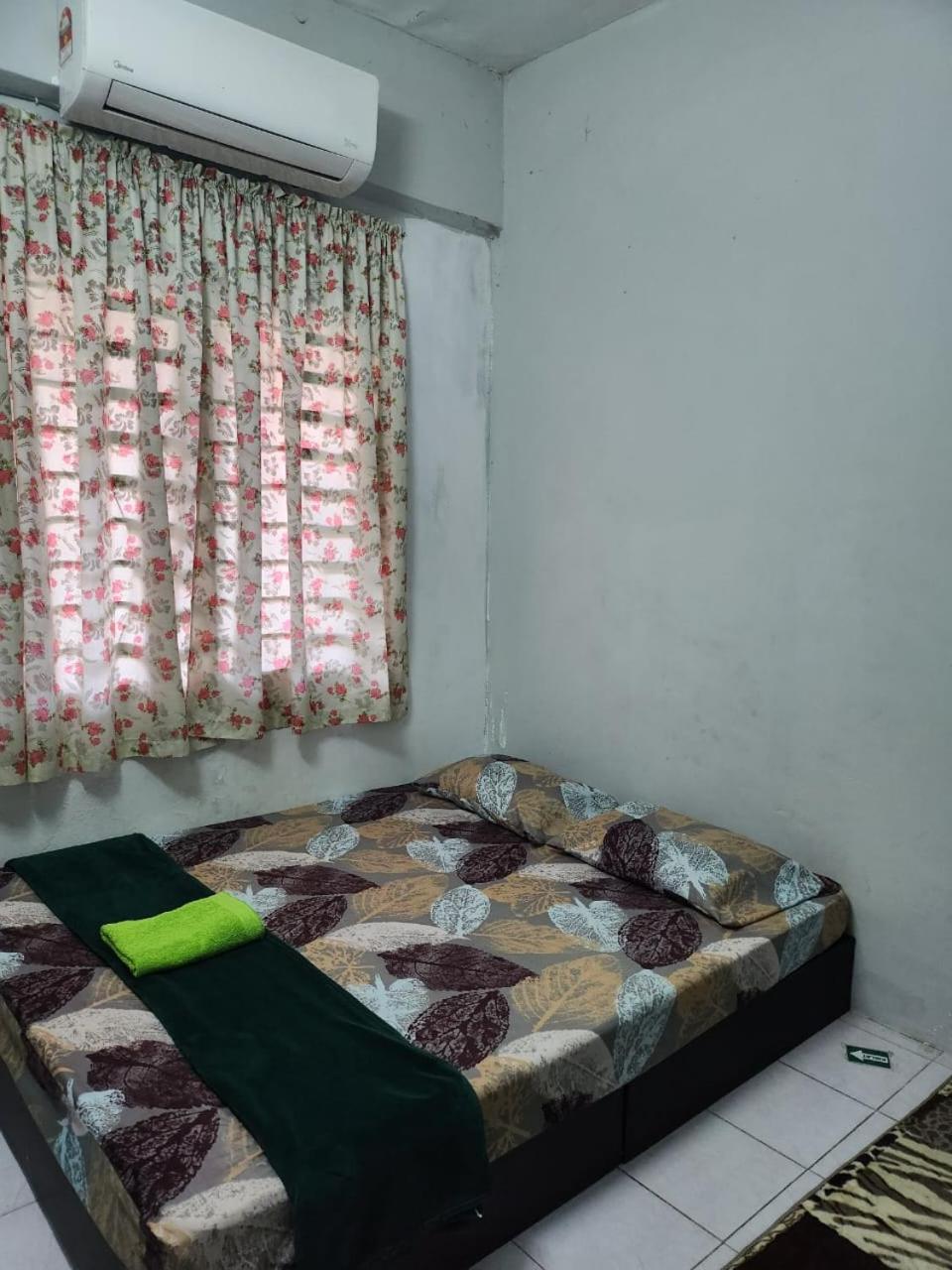 Three-Bedroom House photo 3
